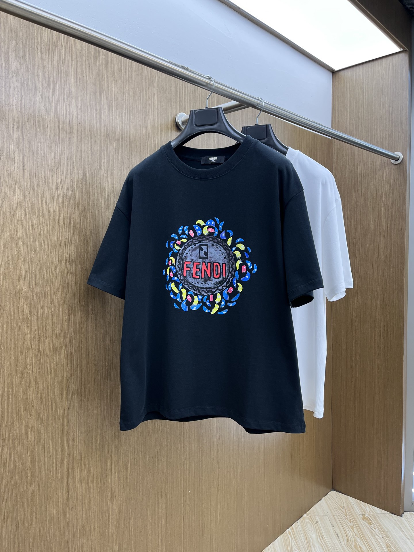 NO:417998,New product FD SS exclusively offers new styles of original single men's casual short sleeves, high-end customization, high-end version, fashionable and versatile imported cotton fabric, super soft and delicate, skin-friendly and comfortable to wear, high-end boutique, OEM factory fine-made top body, very good men's essential items, three standards, fxz number: S-2XL, large style, quote height and weight, T-shirt, alexander wang19860909新品 FD SS春夏独家专供新款原单男士休闲短袖 高端定制 高端版本 时尚百搭爆款进口纯棉面料 手感超柔软细腻 穿着亲肤舒适 高端精品 代工厂精细做上身非常赞 男士必备单品 三标齐全 fxz码数:S-2XL 版型偏大 下单报身高体重,,T-shirt,alexander wang,Men's clothing