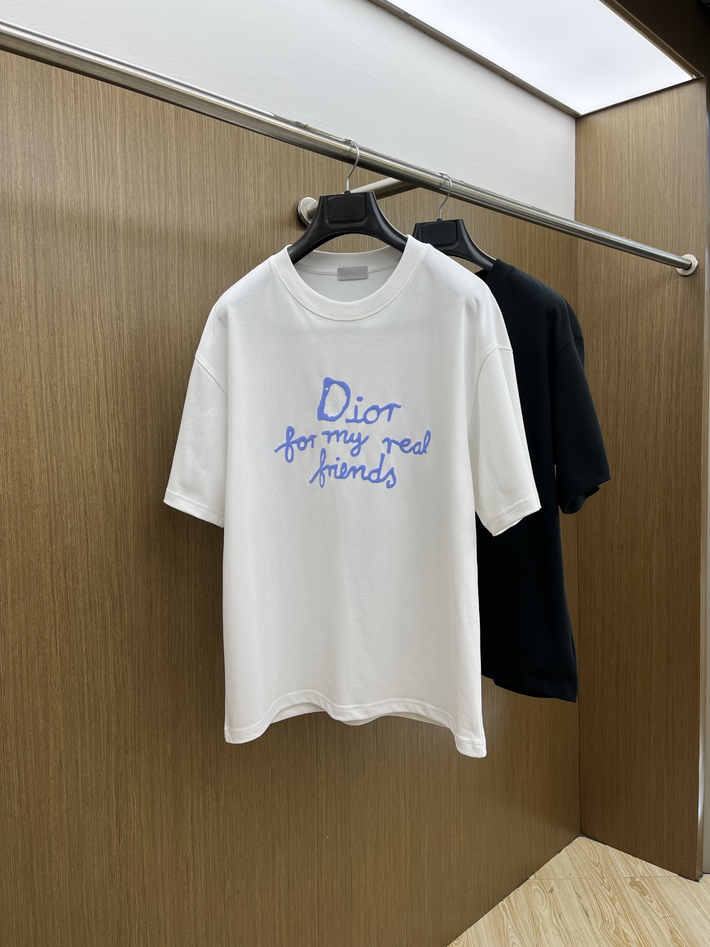 NO:159451,New product CD SS exclusively available for new styles for men's casual short sleeves, high-end customization, high-end version, fashionable and versatile imported pure cotton fabric, super soft and delicate, skin-friendly and comfortable to wear, high-end boutique, OEM factory made the top body very good, men's essential items, three standards, complete fxz code number: S-2XL, large style, quote height and weight by order, T-shirt, alexander wang19860909新品 CD SS春夏独家专供新款原单男士休闲短袖 高端定制 高端版本 时尚百搭爆款进口纯棉面料 手感超柔软细腻 穿着亲肤舒适 高端精品 代工厂精细做上身非常赞 男士必备单品 三标齐全 fxz码数:S-2XL 版型偏大 下单报身高体重,,T-shirt,alexander wang,Men's clothing