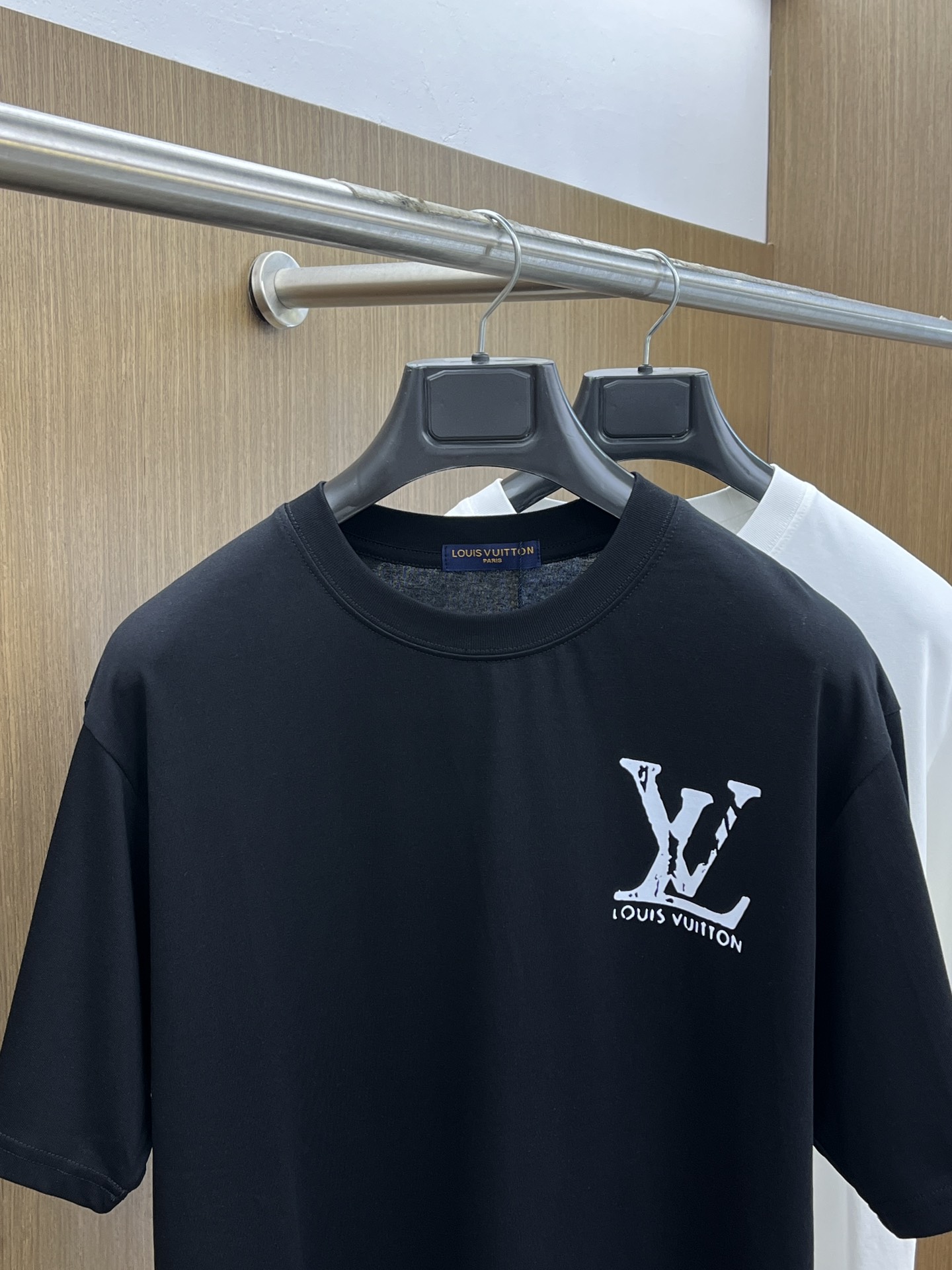  LV 🔥🔥独家首发 2025早春最新品，专柜同步有售，原单狠货，时尚休闲圆领短袖T恤，上身舒适！吸睛而