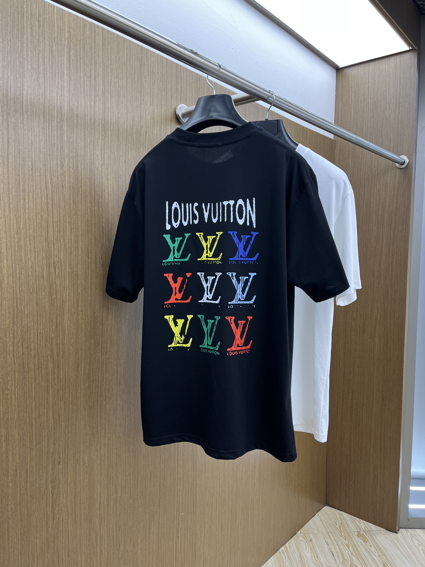  LV 🔥🔥独家首发 2025早春最新品，专柜同步有售，原单狠货，时尚休闲圆领短袖T恤，上身舒适！吸睛而