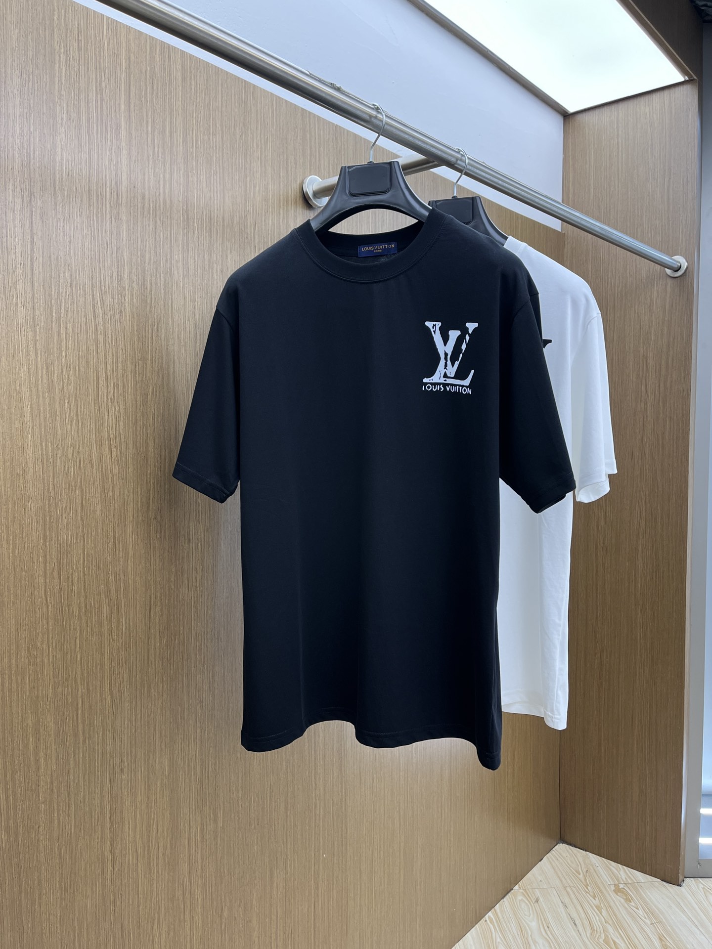  LV 🔥🔥独家首发 2025早春最新品，专柜同步有售，原单狠货，时尚休闲圆领短袖T恤，上身舒适！吸睛而