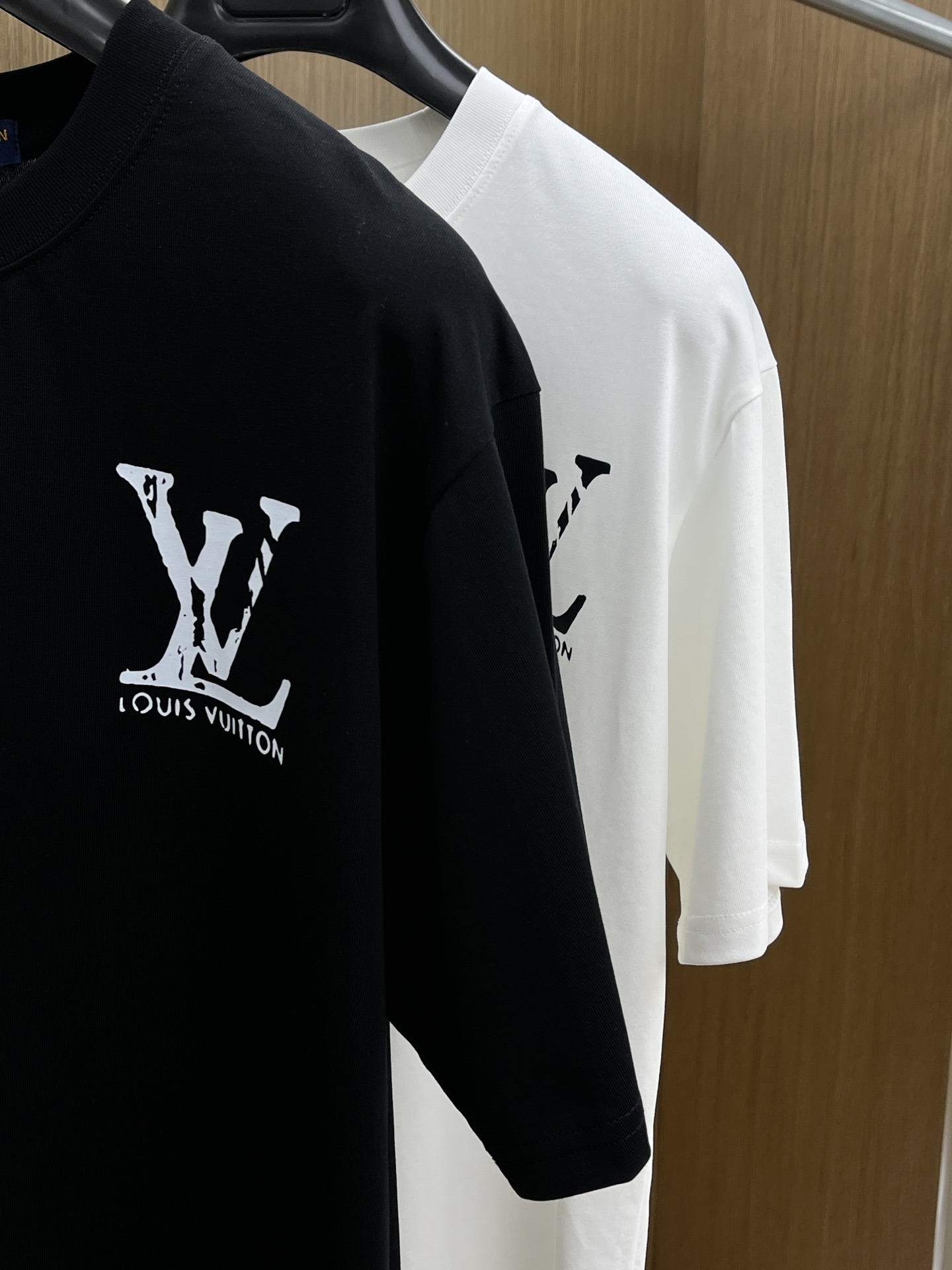  LV 🔥🔥独家首发 2025早春最新品，专柜同步有售，原单狠货，时尚休闲圆领短袖T恤，上身舒适！吸睛而