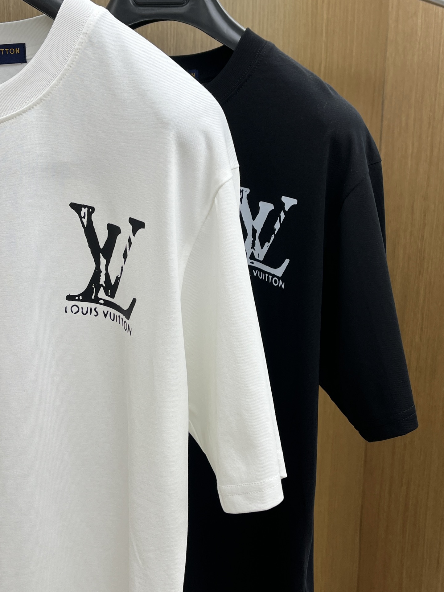  LV 🔥🔥独家首发 2025早春最新品，专柜同步有售，原单狠货，时尚休闲圆领短袖T恤，上身舒适！吸睛而