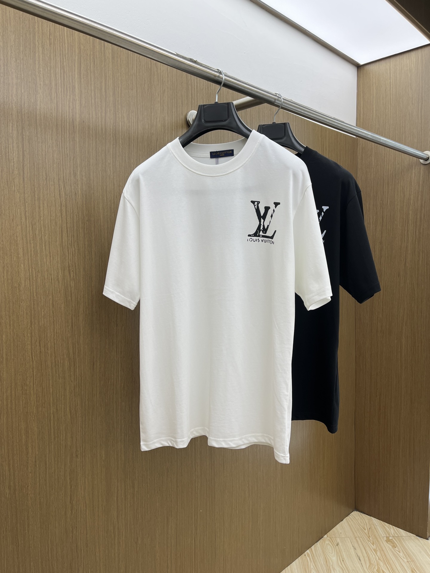 NO:159454,LV exclusive first release, the latest product in early spring 2025, available at the counter at the same time, original singles, fashionable and casual round neck short-sleeved T-shirt, comfortable on the upper body!  Eye-catching and highlighted, using imported original fabric, top-grade printed embroidery craft letter pattern logo, simple but not losing fashion, top body fashionable and handsome fdl code S-XXL,, louis vuitton, T-shirt,tees, t-shirt,alexander wang19860909LV 独家首发 2025早春最新品,专柜同步有售,原单狠货,时尚休闲圆领短袖T恤,上身舒适！吸睛而有亮点,采用进口原版面料,顶级印花刺绣工艺字母图案logo,简单而不失时尚,上身时尚帅气 fdl码数S-XXL,,louis vuitton,T-shirt,tees，t-shirt,alexander wang,Men's clothing