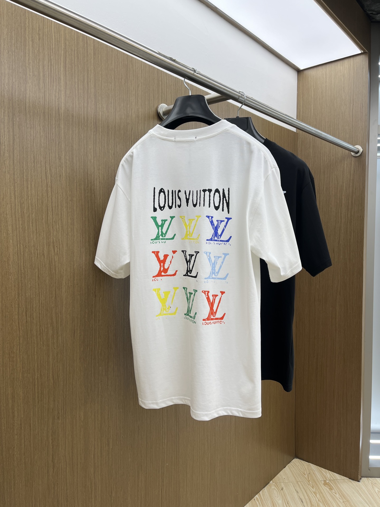  LV 🔥🔥独家首发 2025早春最新品，专柜同步有售，原单狠货，时尚休闲圆领短袖T恤，上身舒适！吸睛而