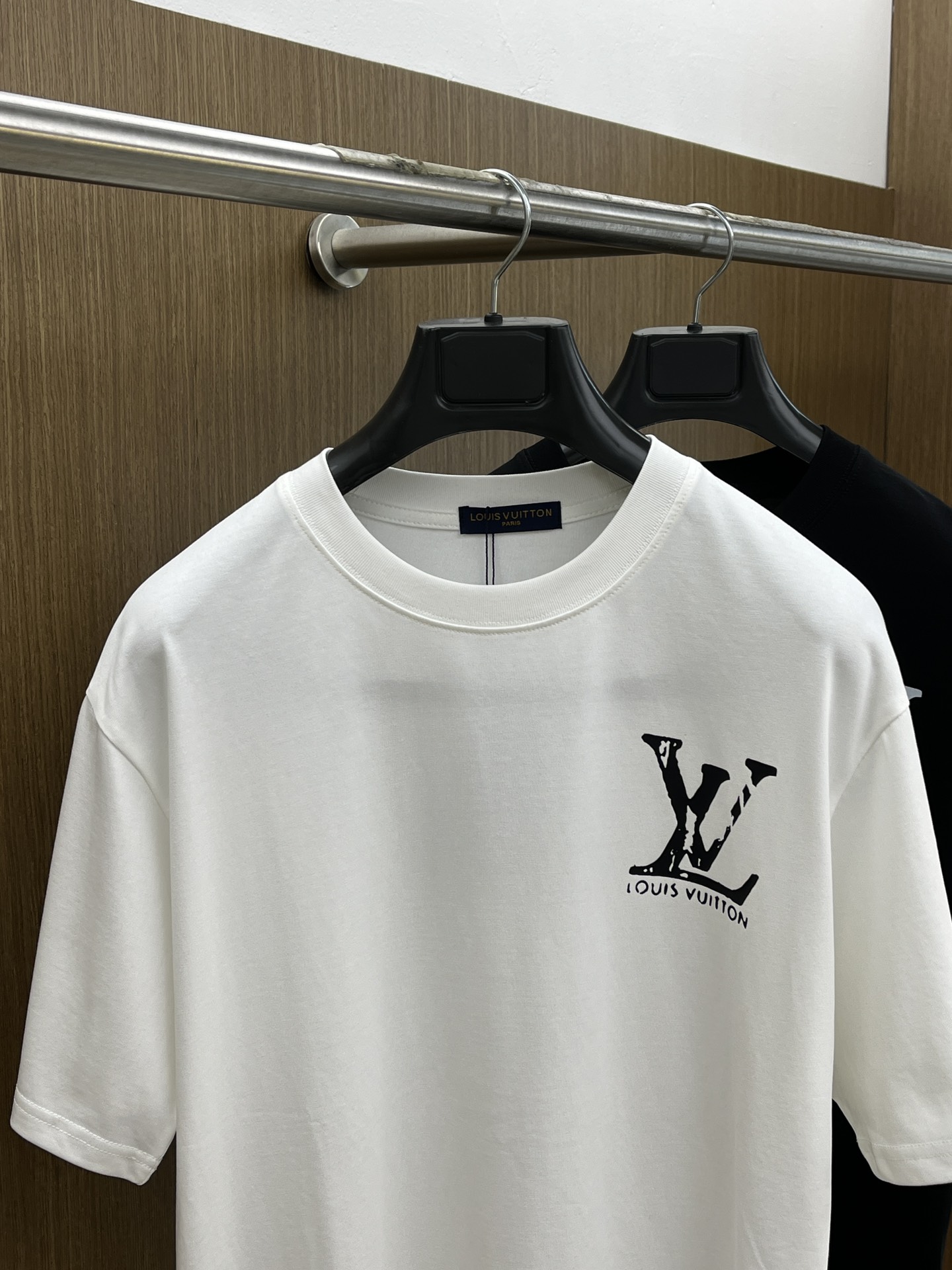  LV 🔥🔥独家首发 2025早春最新品，专柜同步有售，原单狠货，时尚休闲圆领短袖T恤，上身舒适！吸睛而