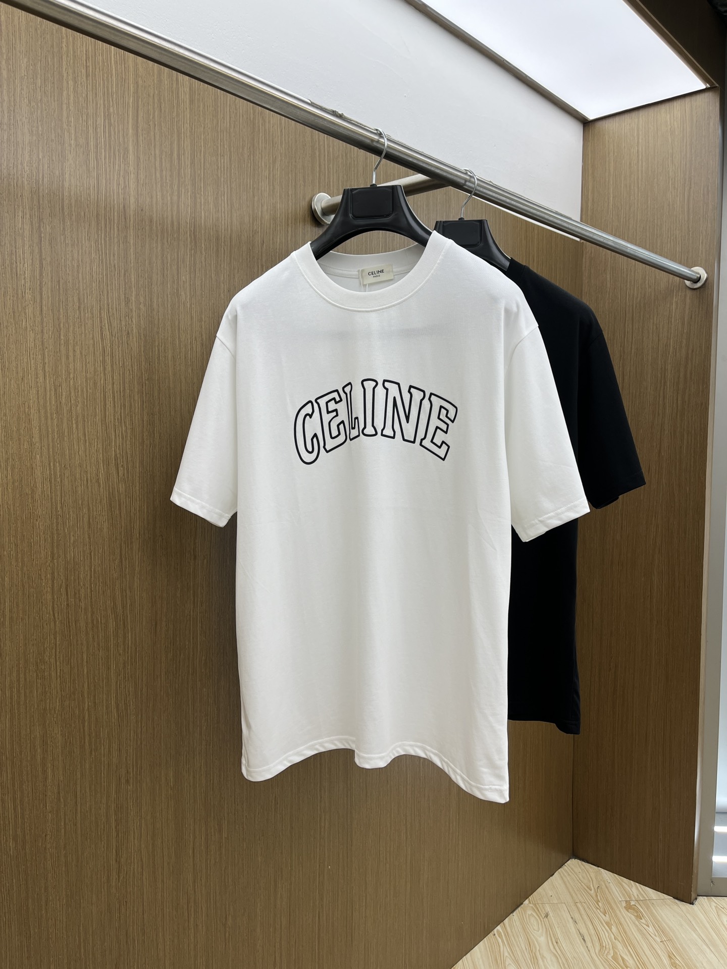 NO:159456,Celine exclusive first release, the latest product in early spring 2025, available at the counter at the same time, original singles, fashionable and casual round neck short-sleeved T-shirt, comfortable on the upper body!  Eye-catching and highlighted, using imported original fabric, top-grade printed embroidery craft letter pattern logo, simple but not lacking in fashion, fashionable and handsome upper body FDL code S-XXL, celine, T-shirt, tees, t-shirt, alexander wang19860909Celine 独家首发 2025早春最新品,专柜同步有售,原单狠货,时尚休闲圆领短袖T恤,上身舒适！吸睛而有亮点,采用进口原版面料,顶级印花刺绣工艺字母图案logo,简单而不失时尚,上身时尚帅气 fdl码数S-XXL,,celine,T-shirt,tees，t-shirt,alexander wang,Men's clothing