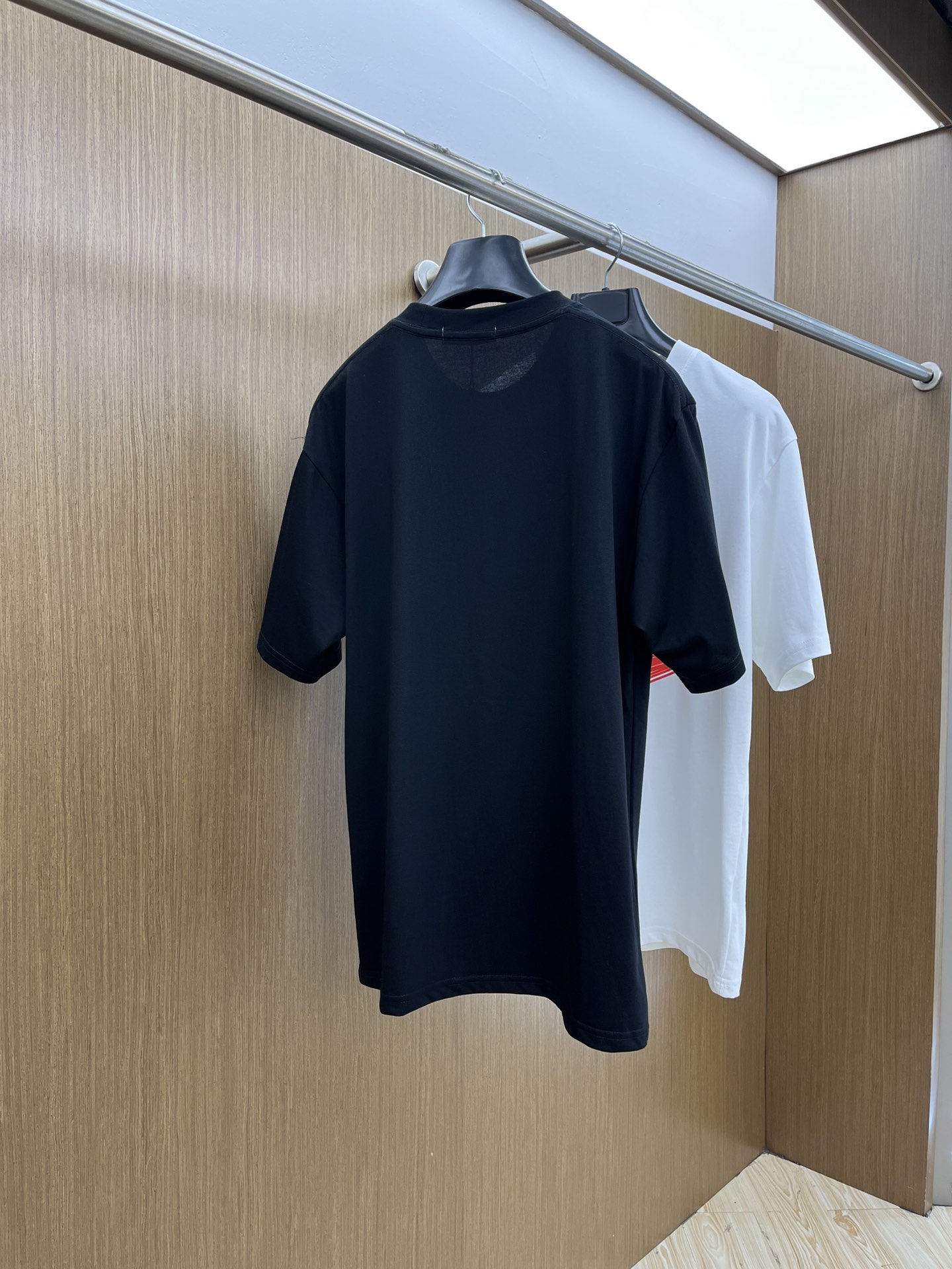  Mon 🔥🔥独家首发 2025早春最新品，专柜同步有售，原单狠货，时尚休闲圆领短袖T恤，上身舒适！吸睛