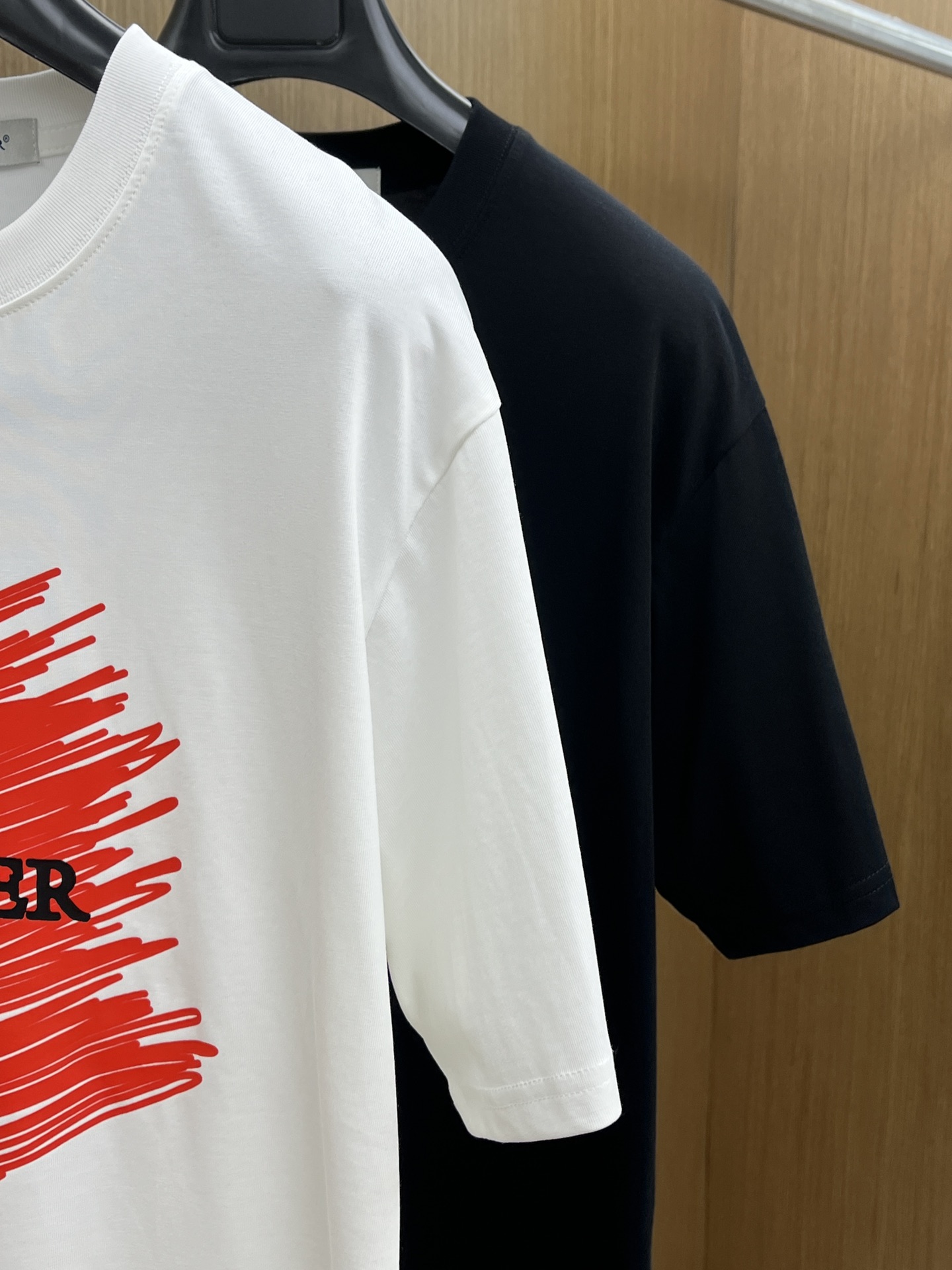  Mon 🔥🔥独家首发 2025早春最新品，专柜同步有售，原单狠货，时尚休闲圆领短袖T恤，上身舒适！吸睛