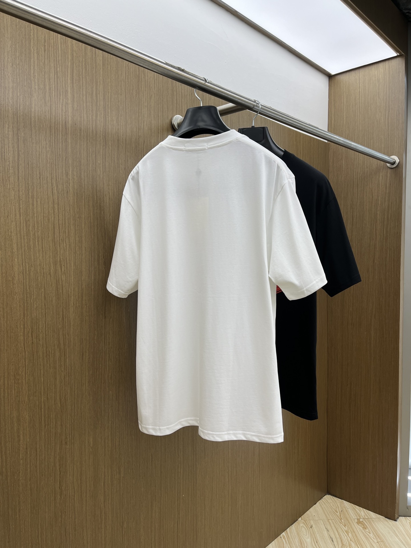  Mon 🔥🔥独家首发 2025早春最新品，专柜同步有售，原单狠货，时尚休闲圆领短袖T恤，上身舒适！吸睛