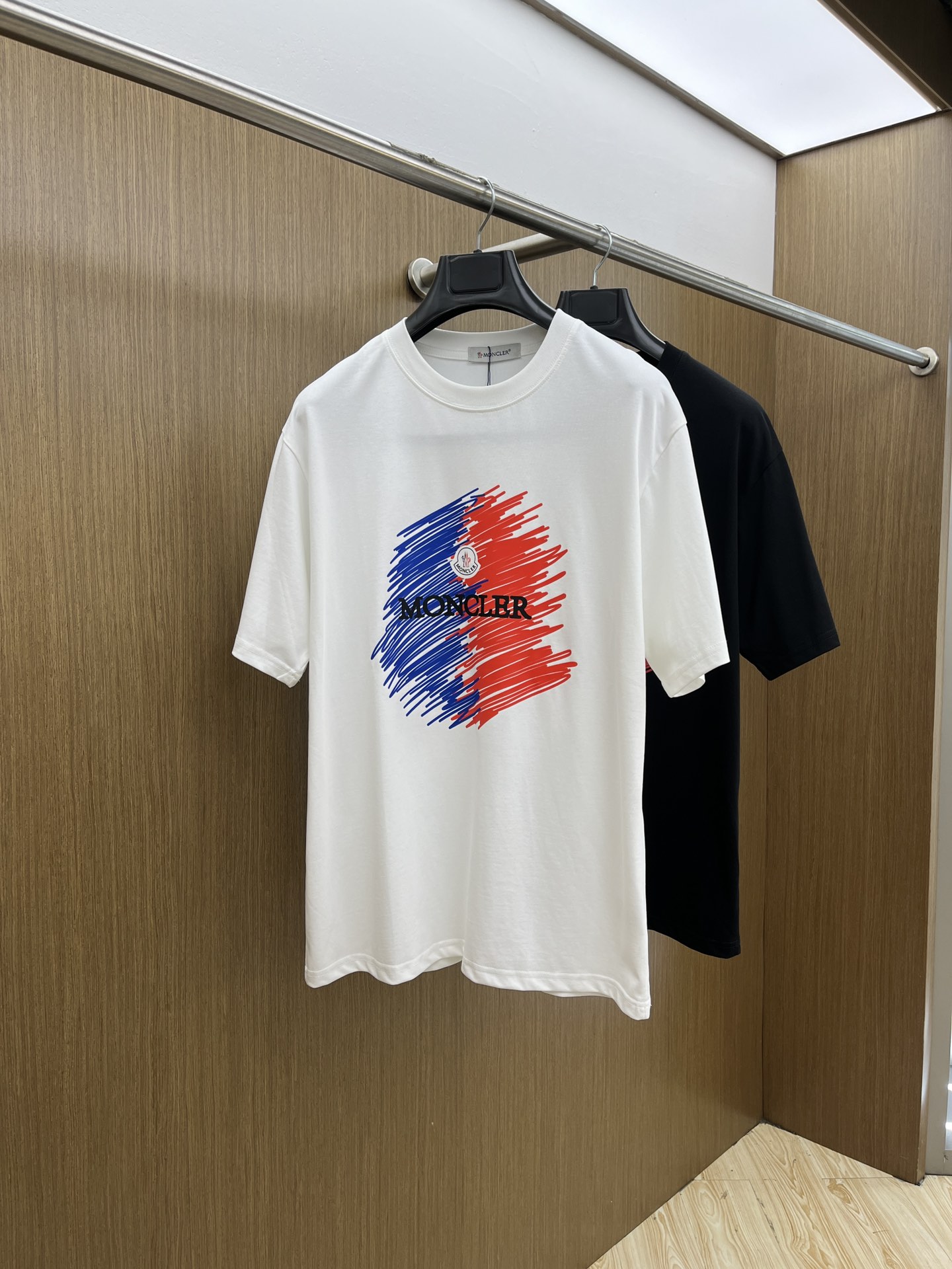 NO:159436,Mon exclusive first release, the latest product in early spring 2025, available at the counter at the same time, original singles, fashionable and casual round neck short-sleeved T-shirt, comfortable on the upper body!  Eye-catching and highlighted, using imported original fabric, top-grade printed embroidery craft letter pattern logo, simple but not lacking in fashion, fashionable and handsome upper body FDL code S-XXL, T-shirt,tees, t-shirt,alexander wang19860909Mon 独家首发 2025早春最新品,专柜同步有售,原单狠货,时尚休闲圆领短袖T恤,上身舒适！吸睛而有亮点,采用进口原版面料,顶级印花刺绣工艺字母图案logo,简单而不失时尚,上身时尚帅气 fdl码数S-XXL,,T-shirt,tees，t-shirt,alexander wang,Men's clothing