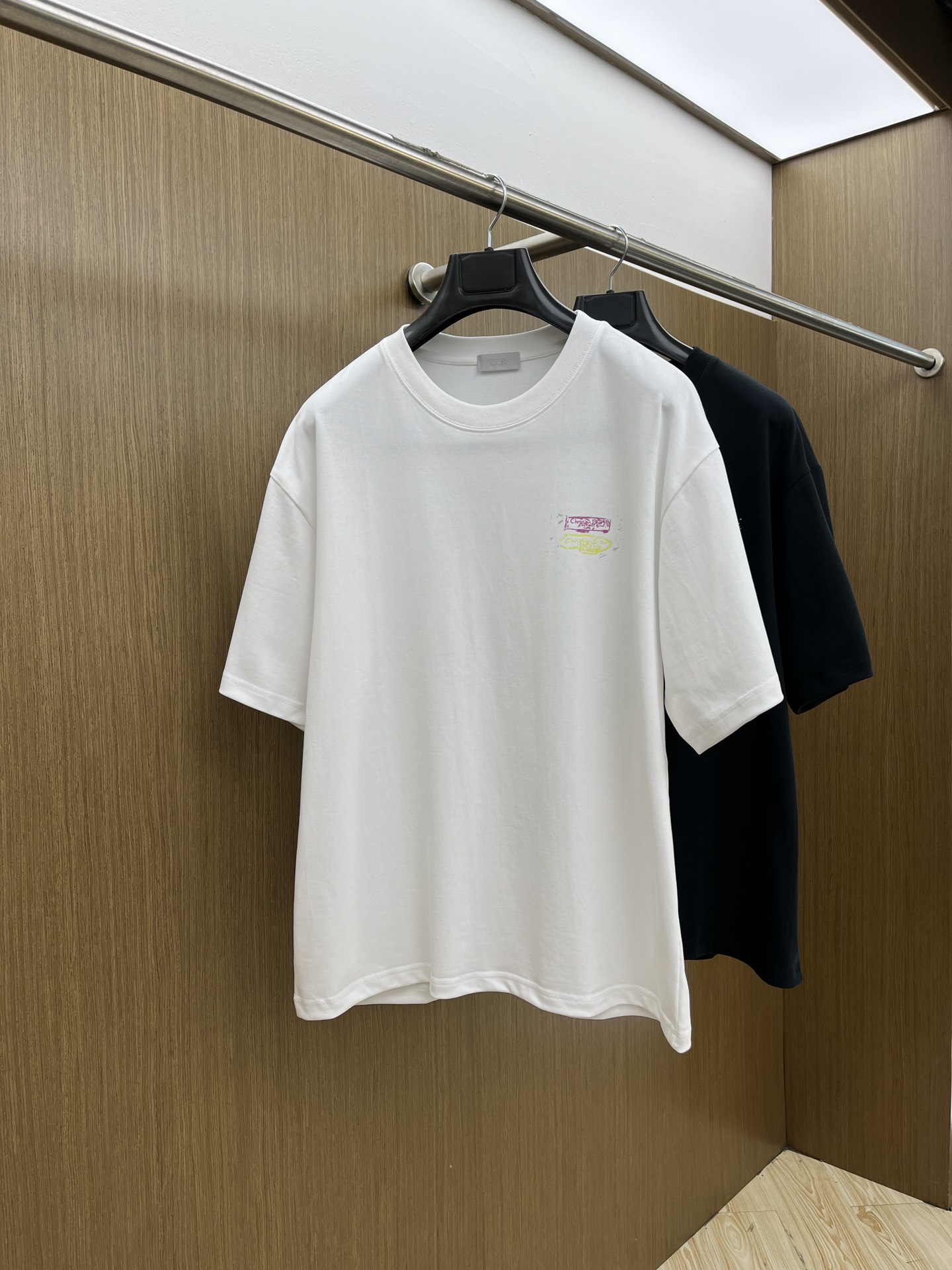 NO:418007,New product CD SS exclusively available for new styles of original single men's casual short sleeves, high-end customization, high-end version, fashionable and versatile imported pure cotton fabric, super soft and delicate, skin-friendly and comfortable to wear, high-end boutique, OEM factory made the top body very good, men's essential items, three standards, fxz number: S-2XL, large style, height and weight, T-shirt, alexander wang19860909新品 CD SS春夏独家专供新款原单男士休闲短袖 高端定制 高端版本 时尚百搭爆款进口纯棉面料 手感超柔软细腻 穿着亲肤舒适 高端精品 代工厂精细做上身非常赞 男士必备单品 三标齐全 fxz码数:S-2XL 版型偏大 下单报身高体重,,T-shirt,alexander wang,Men's clothing