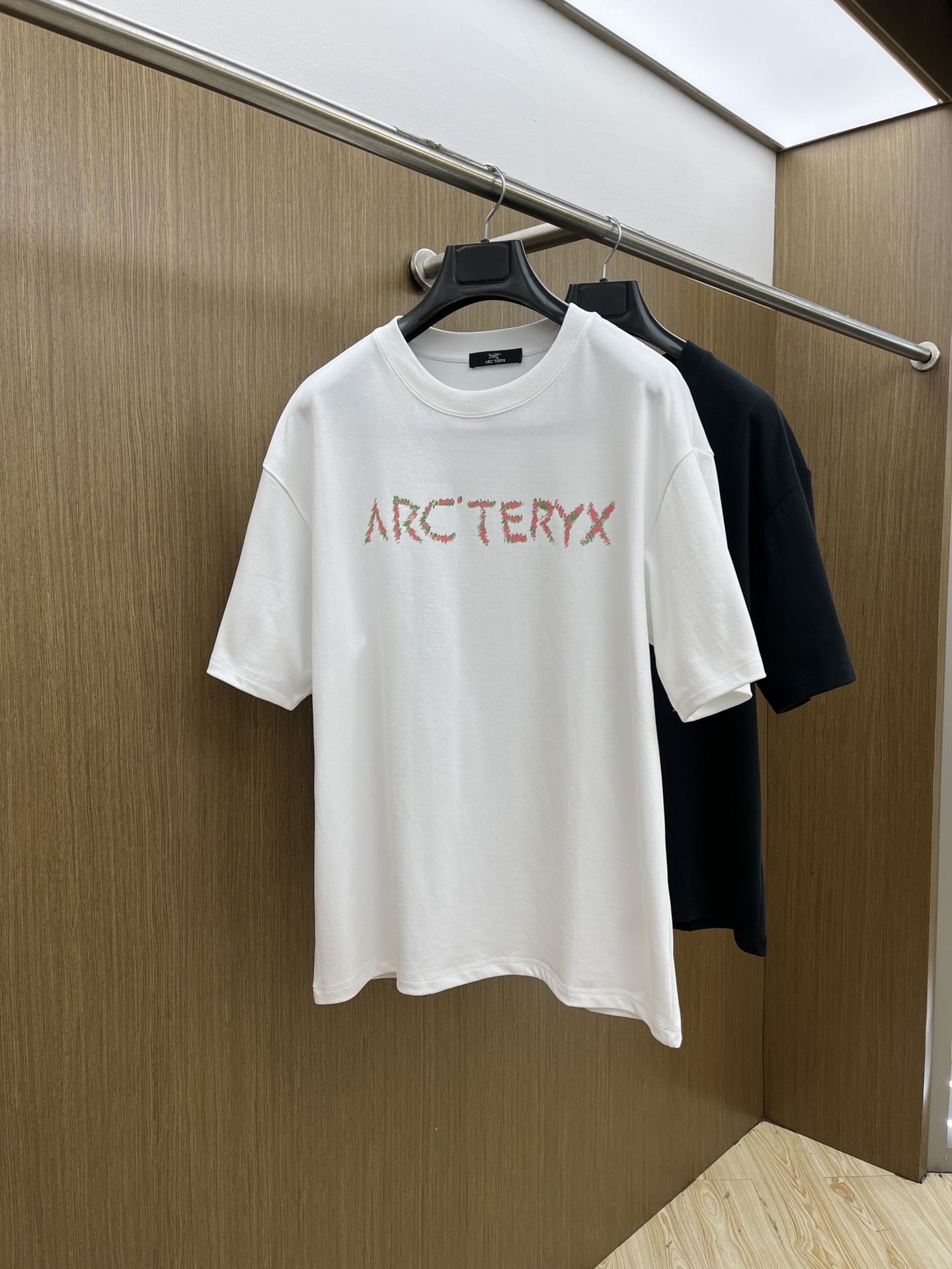 NO:418014,New product ARC SS exclusively available for new styles of original single men's casual short sleeves, high-end customization, high-end version, fashionable and versatile imported cotton fabric, super soft and delicate, skin-friendly and comfortable to wear, high-end boutique, OEM factory fine-made top body, very good men's essential items, three standards, fxz number: S-2XL, large version, height and weight, T-shirt, alexander wang19860909新品 ARC SS春夏独家专供新款原单男士休闲短袖 高端定制 高端版本 时尚百搭爆款进口纯棉面料 手感超柔软细腻 穿着亲肤舒适 高端精品 代工厂精细做上身非常赞 男士必备单品 三标齐全 fxz码数:S-2XL 版型偏大 下单报身高体重,,T-shirt,alexander wang,Men's clothing