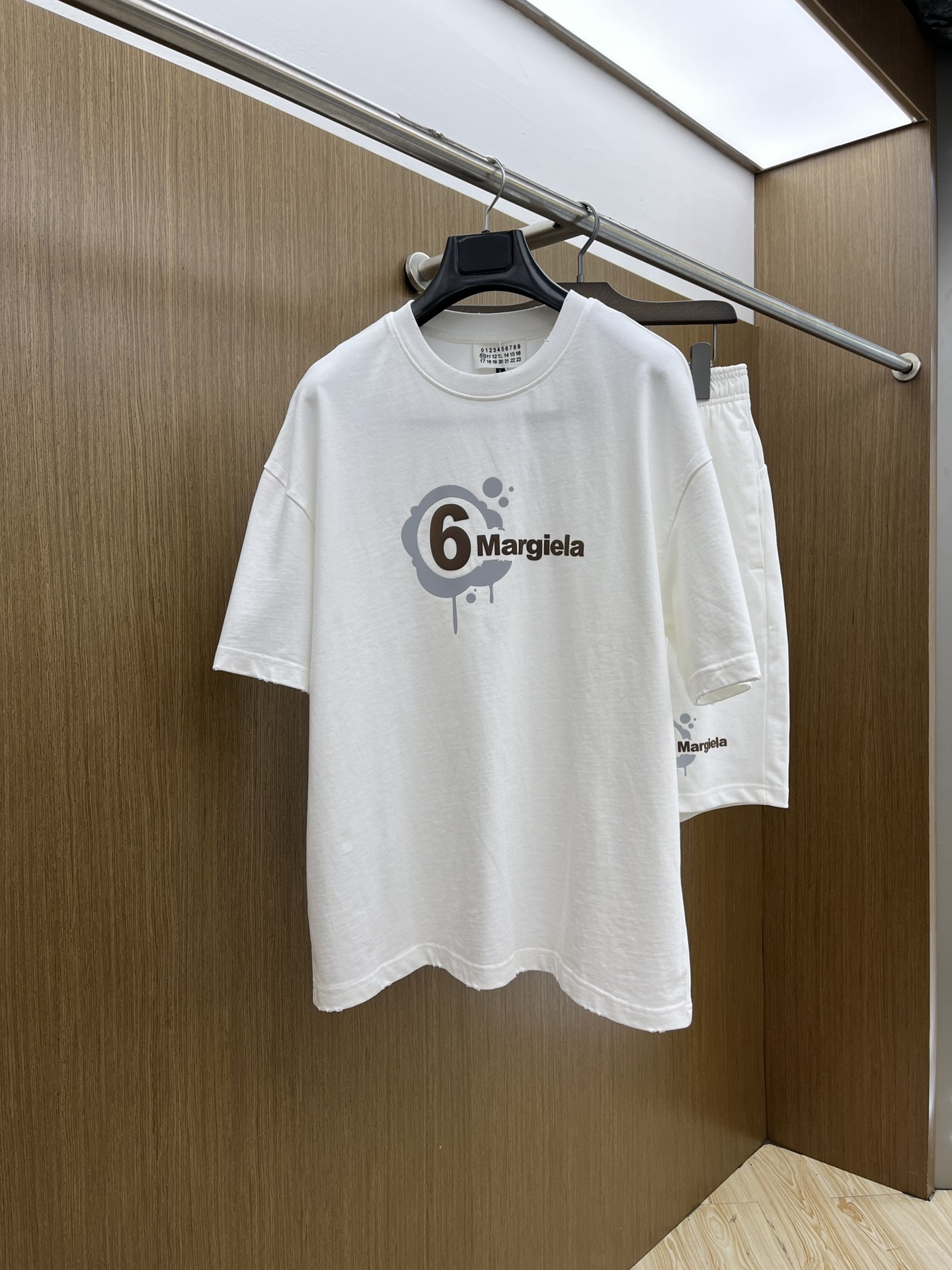 NO:161939,New/set MM6 Spring and summer latest casual shorts short sleeve suit, men and women's styles, with few channels for trading companies and are available on the official website at the same time!  Basically, it will have its back every season, and I look forward to the performances of all trendy men and women!  This model is made of top-grade pure cotton washing water materials!  It is hard to pick on whether it is skin-friendly or breathable when worn in close-fitting!  The upper body looks very white and supports the complexion of the skin!  Loose style cut, fls can easily match their own fashionable and high-end outfits, size M-2XL, masion margiela, shorts, T-shirt, alexander wang19860909新款/套 MM6 春夏最新款休闲短裤短袖套装,男女款 贸易公司渠道稀出,同步官网发售！基本每一季都会有它的背影所在,期待着所有潮男潮女们的演绎！此款选用客供顶级纯棉洗水材质打造！贴身穿着亲肤感与透气性都无法挑剔！上身非常的显白承托肤色！宽松版型裁剪,fls无论男女皆可轻松搭配出属于自我的时尚高级穿搭 尺码M-2XL,,masion margiela,shorts,T-shirt,alexander wang,Men's clothing