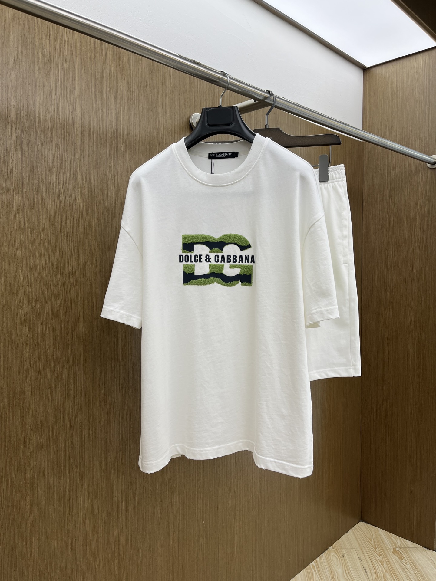 NO:161942,New style/set DG spring and summer latest casual shorts short sleeve suit, men and women's style, with rare channels for trading companies, and it is released on the official website at the same time!  Basically, it will have its back every season, and I look forward to the performances of all trendy men and women!  This model is made of top-grade pure cotton washing water materials!  It is hard to pick on whether it is skin-friendly or breathable when worn in close-fitting!  The upper body looks very white and supports the complexion of the skin!  Loose style cut, fls can easily match your own fashionable and high-end outfits, size M-2XL, Dolce & Gabbana, shorts, T-shirt, alexander wang19860909新款/套 DG 春夏最新款休闲短裤短袖套装,男女款 贸易公司渠道稀出,同步官网发售！基本每一季都会有它的背影所在,期待着所有潮男潮女们的演绎！此款选用客供顶级纯棉洗水材质打造！贴身穿着亲肤感与透气性都无法挑剔！上身非常的显白承托肤色！宽松版型裁剪,fls无论男女皆可轻松搭配出属于自我的时尚高级穿搭 尺码M-2XL,,Dolce&Gabbana,shorts,T-shirt,alexander wang,Men's clothing