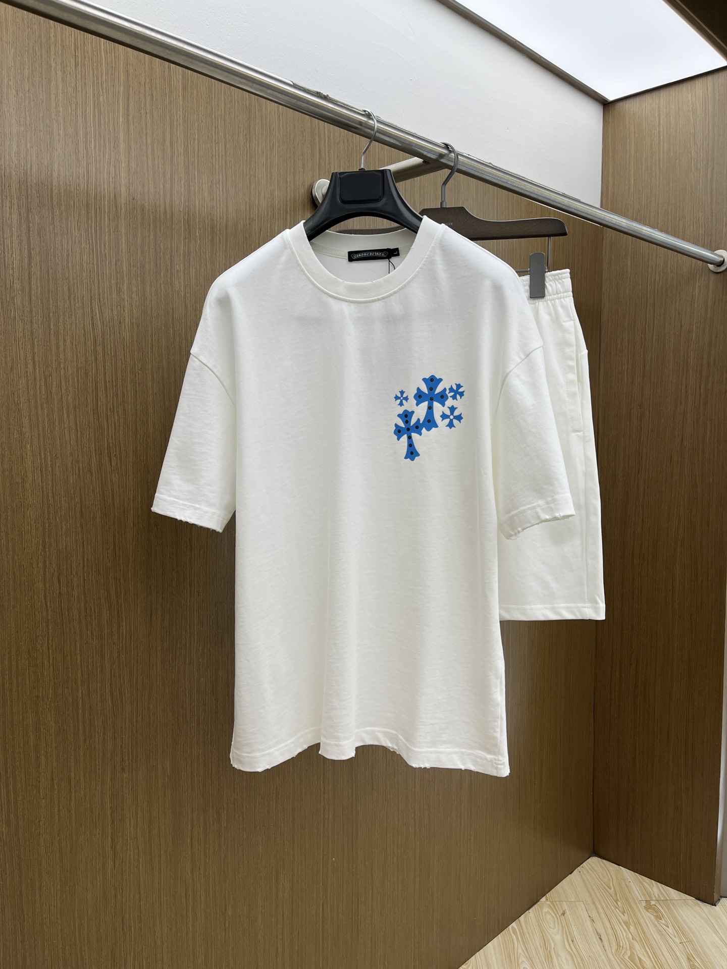 NO:463436,New style/set CH Spring and summer latest casual shorts short sleeve suit, men and women's style, with few channels available for trading companies and are released on the official website at the same time!  Basically, it will have its back every season, and I look forward to the performances of all trendy men and women!  This model is made of top-grade pure cotton washing water materials!  It is hard to pick on whether it is skin-friendly or breathable when worn in close-fitting!  The upper body looks very white and supports the complexion of the skin!  Loose style cut, fls can easily match their own fashionable and high-end outfits, size M-2XL, shorts, T-shirt, alexander wang19860909新款/套 CH 春夏最新款休闲短裤短袖套装,男女款 贸易公司渠道稀出,同步官网发售！基本每一季都会有它的背影所在,期待着所有潮男潮女们的演绎！此款选用客供顶级纯棉洗水材质打造！贴身穿着亲肤感与透气性都无法挑剔！上身非常的显白承托肤色！宽松版型裁剪,fls无论男女皆可轻松搭配出属于自我的时尚高级穿搭 尺码M-2XL,,shorts,T-shirt,alexander wang,Men's clothing