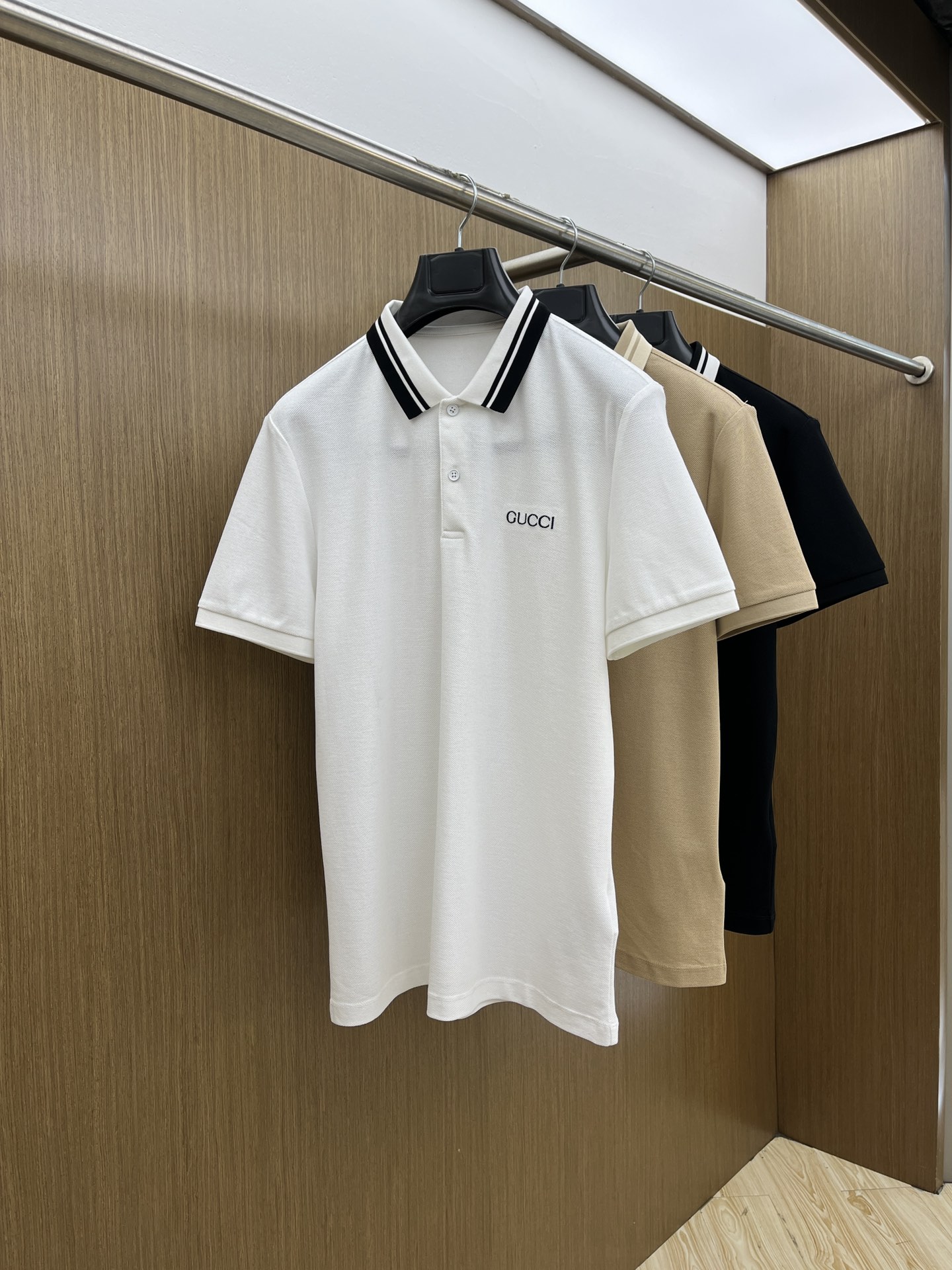 NO:437025,Guc Ss early spring new style, business and casual commuting style, fine channels! The aesthetic British cutting art shows the charm of men. 25 Spring and Summer Exclusive logo Polo shirt Short-sleeved T-shirt Classic lapel cutting technology has never stopped. It is neither monotonous nor complex, and the craftsmanship highlights the British style! Customer-supplied hexagonal Zhu Di fabric is made of micro knitting technology, with a comfortable texture and skin-friendly feel, and the details and touch are even more wonderful. Different from inferior and severely dyed Polo shirts. The overall line is neat and symmetrical from the inside to the outside. The craftsmanship quilting structure is seamless. The iconic colored knitted neckline design is neat and detailed and not easy to change, and the exquisite craftsmanship is impeccable.  Originating from the classics of P home. The color of digital embroidery is symmetrical and unified. The fdh chest logo badge embroidery, the masterpiece of the original embroidery craft of instrument needle dots, full and three-dimensional. Number of codes M L XL 2XL 3XL,,gucci,T-shirt,tees,t-shirt,alexander wang19860909Guc Ss早春新款 商务休闲通勤款,渠道精品!唯美主义的英式裁剪艺术尽显男士魅力风采. 25春夏 专属标识Polo衫短袖T恤 经典的翻领裁剪工艺从未停止.既不单调也不复杂,匠心之作彰显英伦格调! 客供六角朱棣面料,由微型针织工艺制作,手感质感舒适亲肤,细节感和触感柔更是美妙绝伦.区别劣质严重染色品Polo衫. 整体由内到外走线工整对称.工艺化绗缝结构做到了天衣无缝.标志性的彩条针织领口设计工整细致不易变型,精湛的工艺感无懈可击. 源于P家的经典.数械裹绣色泽匀称统一.fdh胸前标识徽章刺绣,器械针点原始刺绣工艺的杰作,饱满立体. 码数 M L XL 2XL 3XL,,gucci,T-shirt,tees，t-shirt,alexander wang,Men's clothing