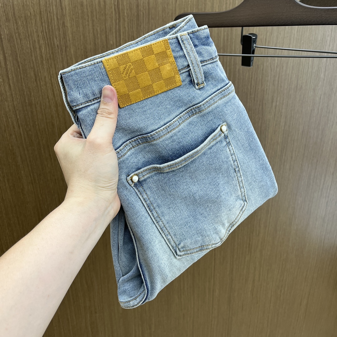 NO:411087,LV is available for exclusive sale. The 25SS early spring super-burning street-explosion series is exclusively launched. Original custom high-end quality fabric, slim fit and tailoring, fabric with elasticity, micro-slim, LZ has super comfortable upper body, a must-have item for spring and summer!  Buying one is definitely the most beautiful boy on every street haha!  Counter size 28-38 No 37, louis vuitton,jeans,alexander wang19860909LV 高端独家发售 25SS早春款超燃炸街系列之最牛仔裤独家隆重推出 原版定制高端品质面料 版型修身剪裁 面料带弹力 微弹之 LZ上身舒适度超高 25春夏必爆单品！买一条绝对是每条街最靓的仔哈哈！专柜尺码28-38无37,,louis vuitton,jeans,alexander wang,Men's clothing