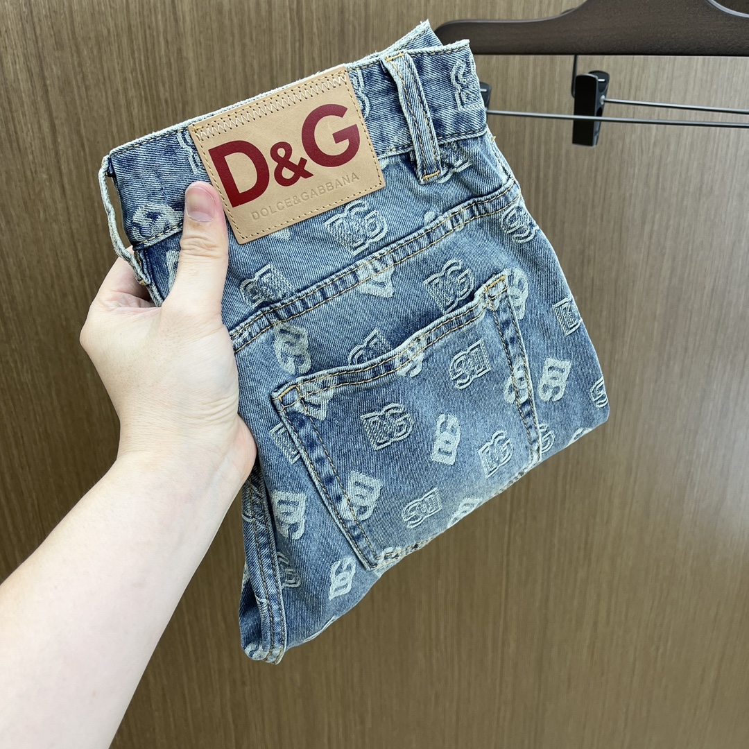 NO:411093,DG is available for exclusive sale. The 25SS early spring super-burning street-fried series of the most jeans are exclusively launched. Original custom high-end quality fabric, slim fit and tailored fabric with elasticity, micro-slim, LZ is super comfortable on the upper body, a must-have item for spring and summer!  Buying one is definitely the most beautiful boy on every street haha!  Counter size 28-38 No 37, jeans,alexander wang19860909DG 高端独家发售 25SS早春款超燃炸街系列之最牛仔裤独家隆重推出 原版定制高端品质面料 版型修身剪裁 面料带弹力 微弹之 LZ上身舒适度超高 25春夏必爆单品！买一条绝对是每条街最靓的仔哈哈！专柜尺码28-38无37,,jeans,alexander wang,Men's clothing