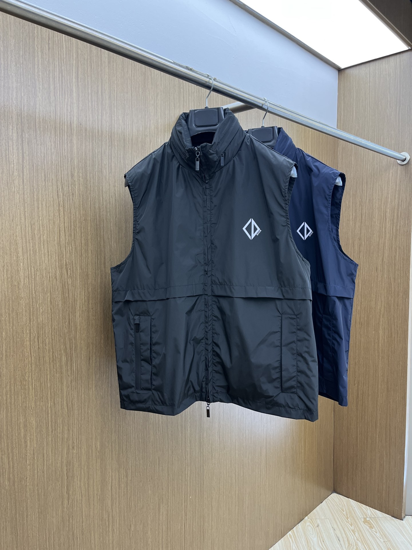 NO:411080,CD Spring and Summer official website new men's hooded vest jacket, high-quality counter fabric, breathable and comfortable, impeccable details, brand elements design concept, exquisite workmanship and complex craftsmanship, professional purchasing grade reflects high quality. LZ feels delicate and soft!  It is casually cut, with a great upper body style!  Code number M-XXL, Jackets & coats,hats,alexander wang19860909CD 春夏官网新款男士连帽马甲外套 高定专柜面料 透气舒适度高,细节无可挑剔,品牌元素设计理念,做工考究工艺复杂,专业代购级体现高品质.LZ手感细腻柔软！呈现休闲裁剪,上身版型超赞！ 码数M-XXL,,jackets & coats,hats,alexander wang,Men's clothing