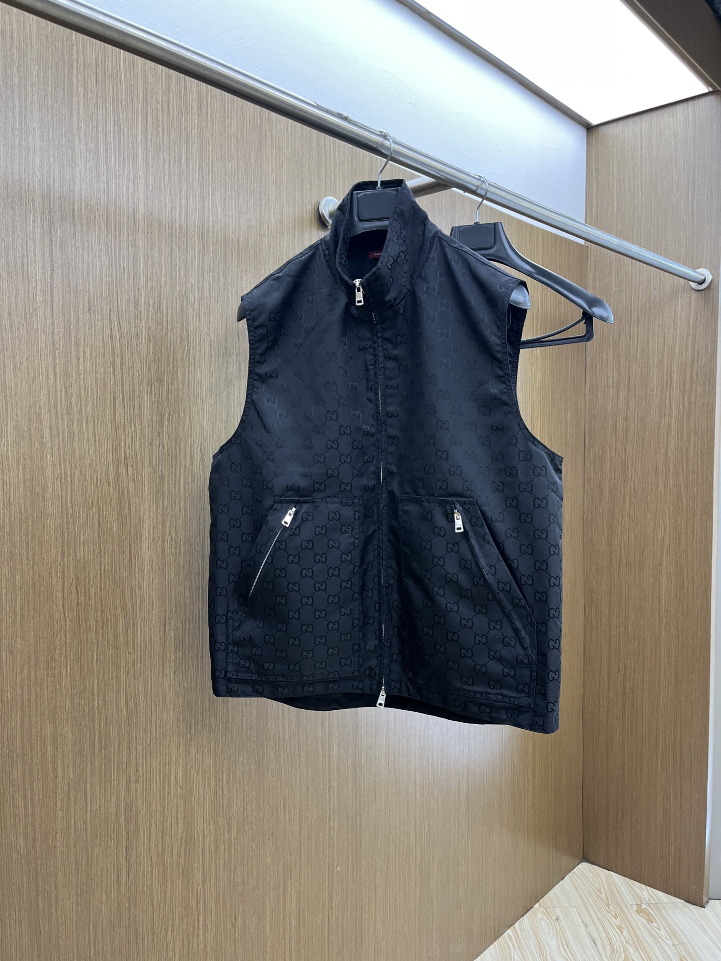 NO:411084,Guc Spring and Summer official website new men's hooded vest jacket, high-quality counter fabric, breathable and comfortable, impeccable details, brand elements design concept, exquisite workmanship and complex craftsmanship, professional purchasing grade reflects high quality. LZ feels delicate and soft!  It is casually cut, with a great upper body style!  Code number M-XXL, gucci, jackets & coats, hats, alexander wang19860909Guc 春夏官网新款男士连帽马甲外套 高定专柜面料 透气舒适度高,细节无可挑剔,品牌元素设计理念,做工考究工艺复杂,专业代购级体现高品质.LZ手感细腻柔软！呈现休闲裁剪,上身版型超赞！ 码数M-XXL,,gucci,jackets & coats,hats,alexander wang,Men's clothing