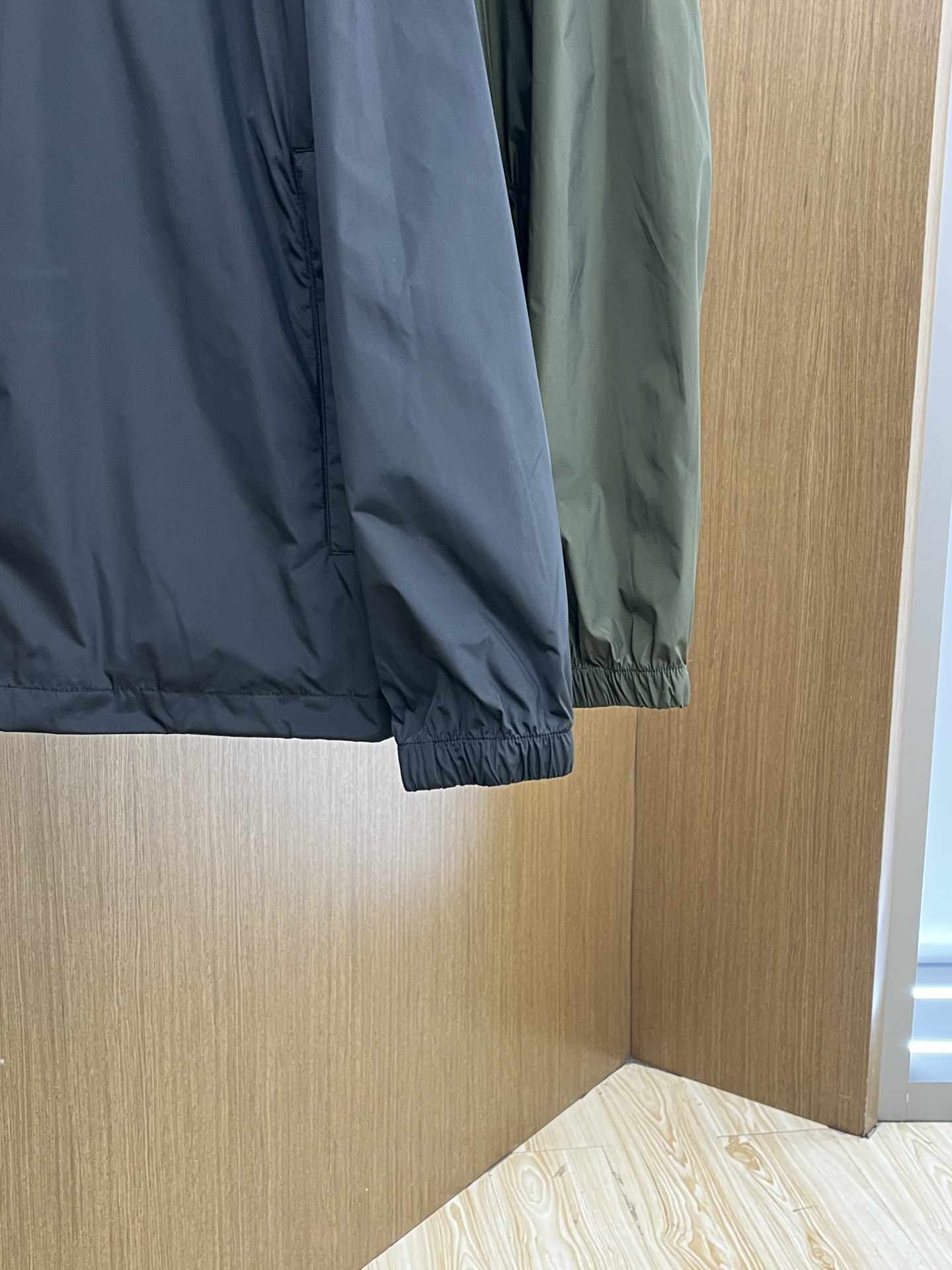 新品 BBR 🔥🔥开春新款男士连帽夹克外套，高定专柜面料 透气舒适度高，细节无可挑剔，品牌元素设计理念，