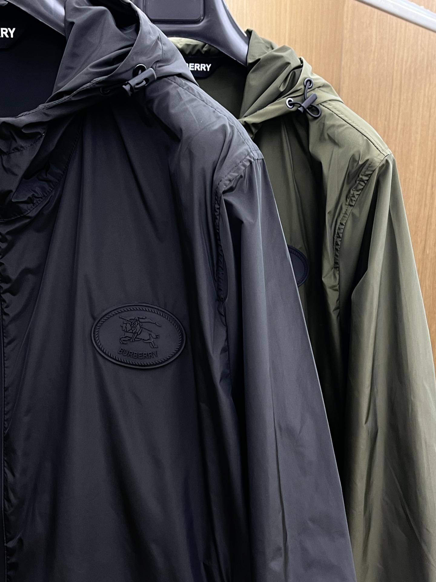 新品 BBR 🔥🔥开春新款男士连帽夹克外套，高定专柜面料 透气舒适度高，细节无可挑剔，品牌元素设计理念，