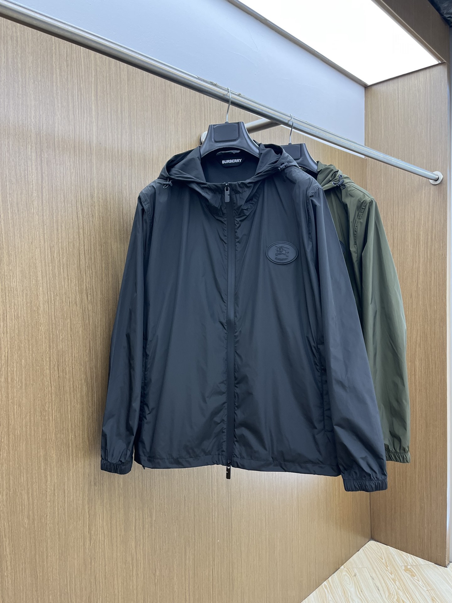 新品 BBR 🔥🔥开春新款男士连帽夹克外套，高定专柜面料 透气舒适度高，细节无可挑剔，品牌元素设计理念，