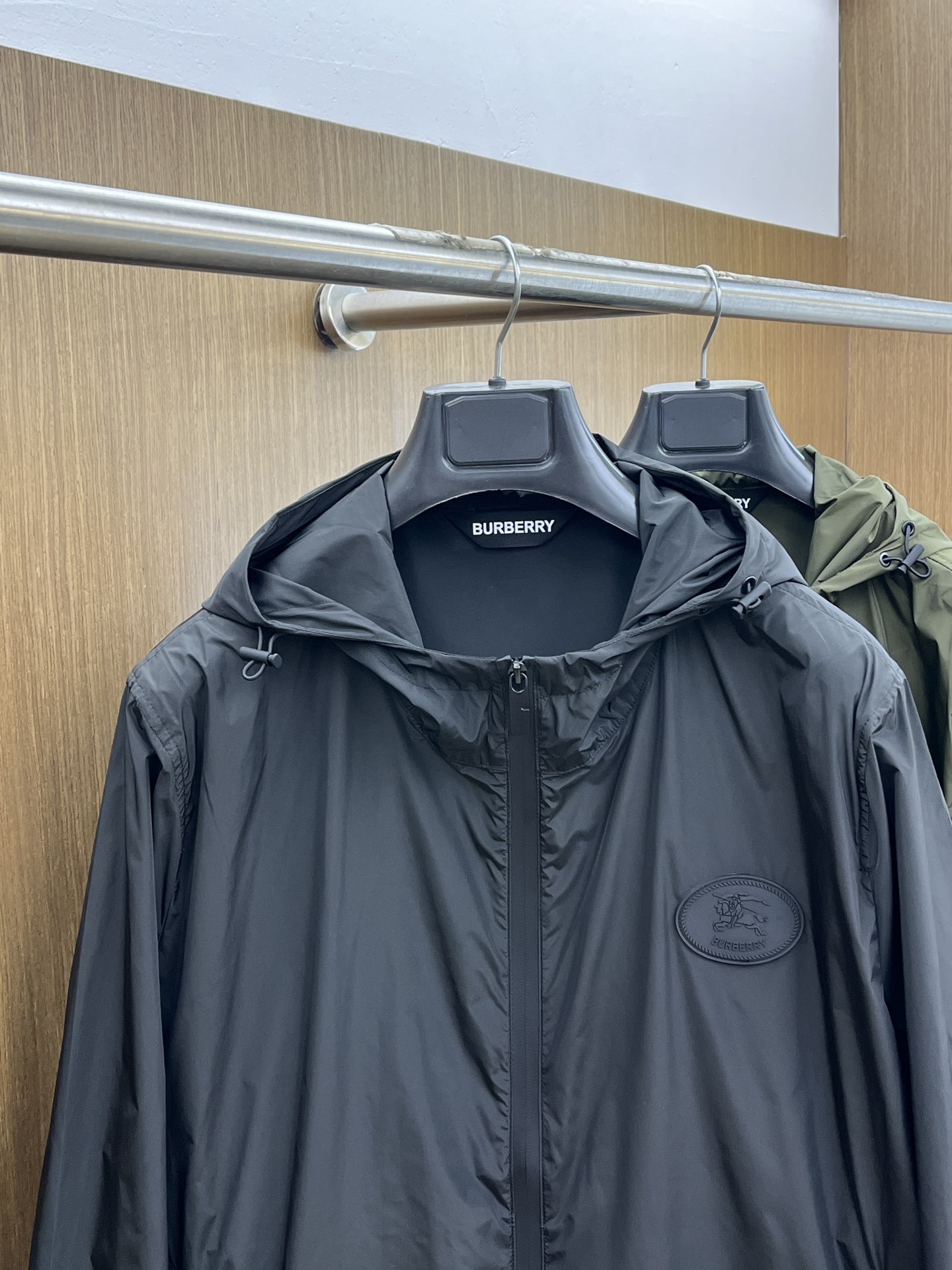 新品 BBR 🔥🔥开春新款男士连帽夹克外套，高定专柜面料 透气舒适度高，细节无可挑剔，品牌元素设计理念，