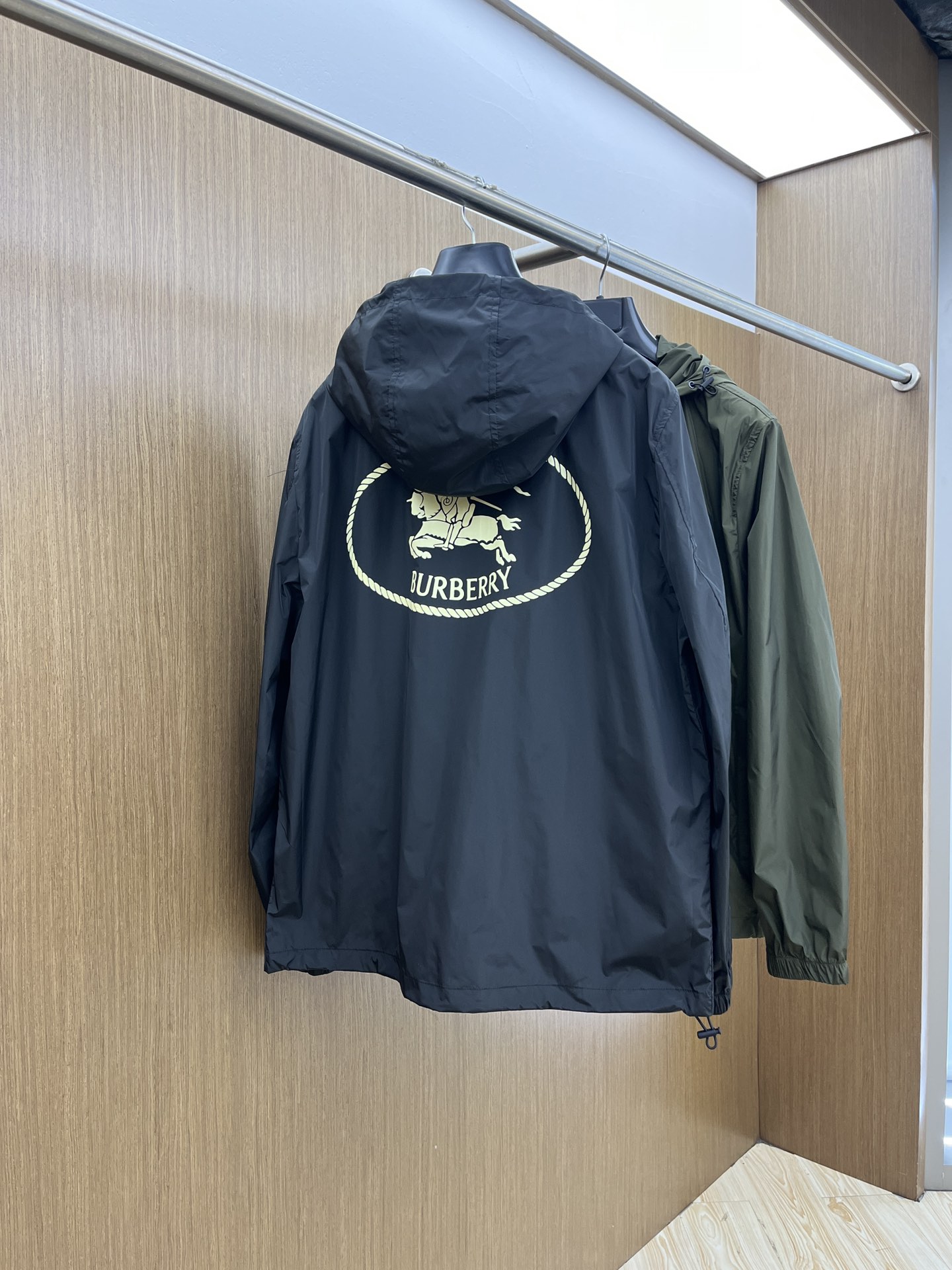 新品 BBR 🔥🔥开春新款男士连帽夹克外套，高定专柜面料 透气舒适度高，细节无可挑剔，品牌元素设计理念，