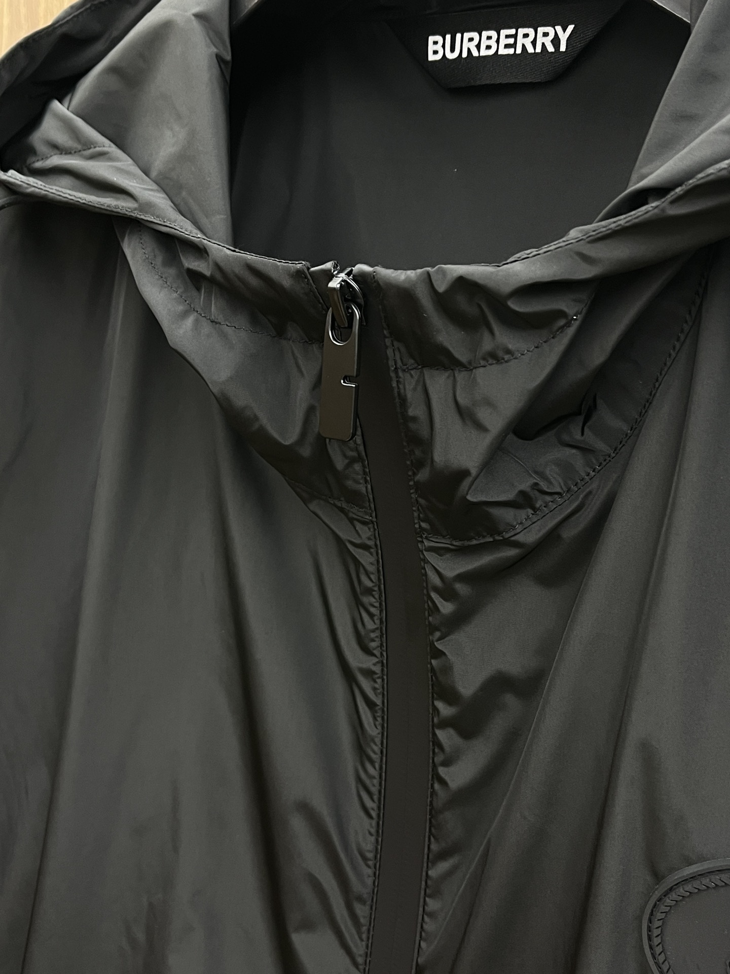 新品 BBR 🔥🔥开春新款男士连帽夹克外套，高定专柜面料 透气舒适度高，细节无可挑剔，品牌元素设计理念，