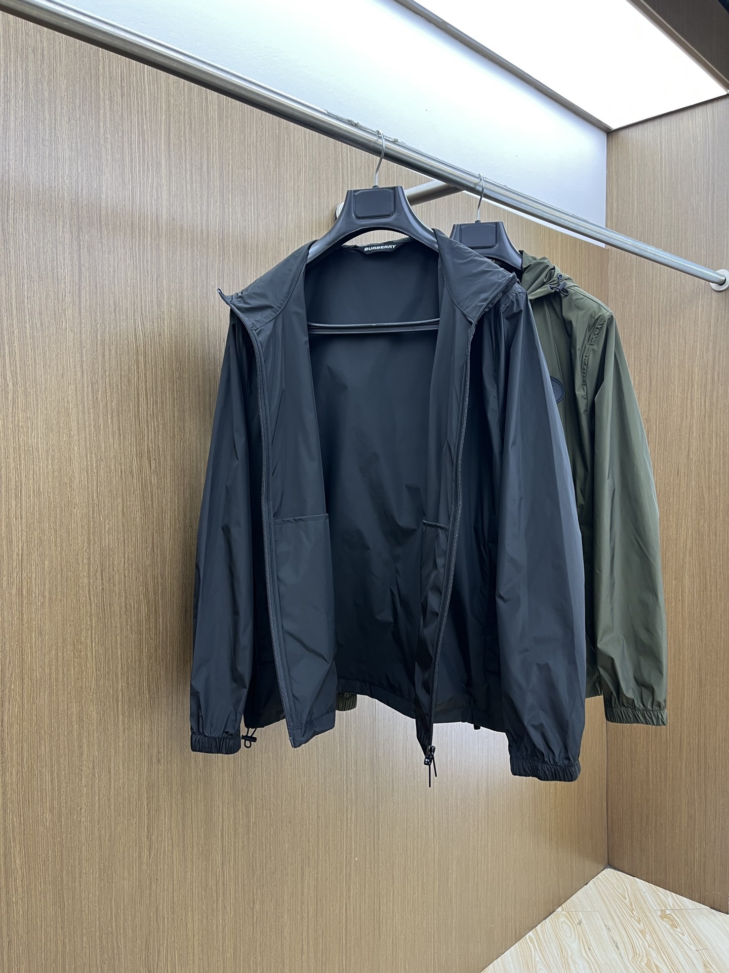 新品 BBR 🔥🔥开春新款男士连帽夹克外套，高定专柜面料 透气舒适度高，细节无可挑剔，品牌元素设计理念，