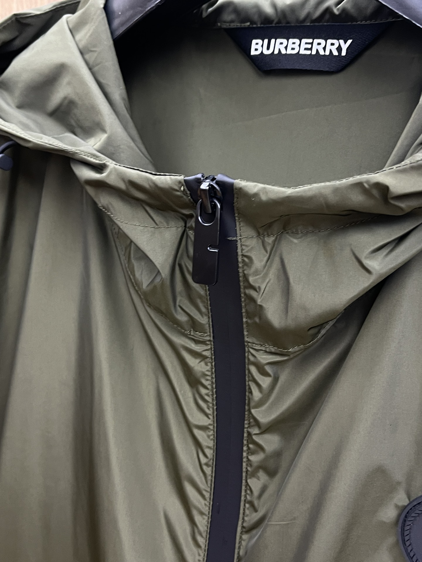 新品 BBR 🔥🔥开春新款男士连帽夹克外套，高定专柜面料 透气舒适度高，细节无可挑剔，品牌元素设计理念，