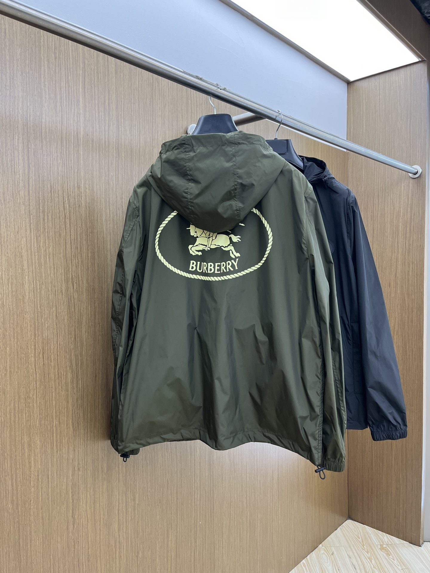 新品 BBR 🔥🔥开春新款男士连帽夹克外套，高定专柜面料 透气舒适度高，细节无可挑剔，品牌元素设计理念，