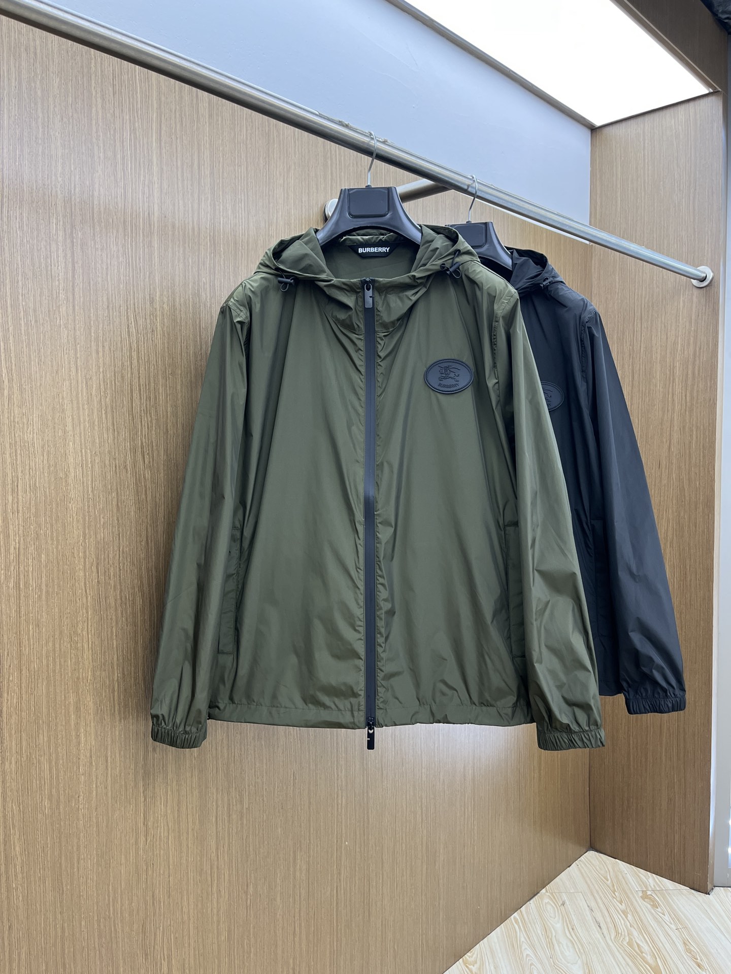 NO:427702,New product BBR New men's hooded jacket jacket in spring, high-quality counter fabric, breathable and comfortable, impeccable details, brand elements design concept, exquisite workmanship and complex craftsmanship, professional purchasing grade reflects high quality. LZ feels delicate and soft!  It is casually cut, with a great upper body style!  Code number M-XXL,,jackets & coats,jackets & coats,hats,alexander wang19860909新品 BBR 开春新款男士连帽夹克外套,高定专柜面料 透气舒适度高,细节无可挑剔,品牌元素设计理念,做工考究工艺复杂,专业代购级体现高品质.LZ手感细腻柔软！呈现休闲裁剪,上身版型超赞！ 码数M-XXL,,jackets & coats,jackets & coats,hats,alexander wang,Men's clothing