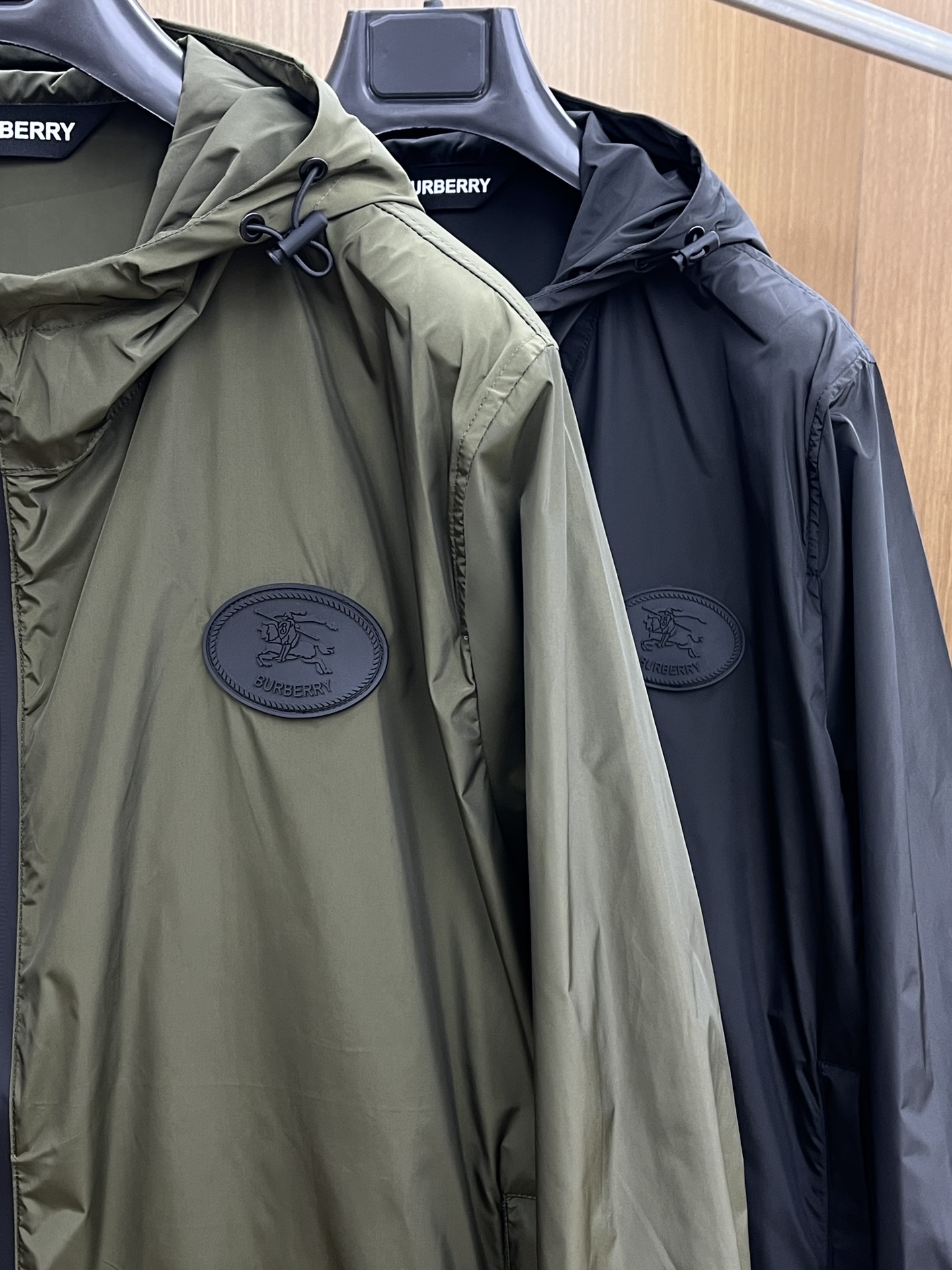 新品 BBR 🔥🔥开春新款男士连帽夹克外套，高定专柜面料 透气舒适度高，细节无可挑剔，品牌元素设计理念，