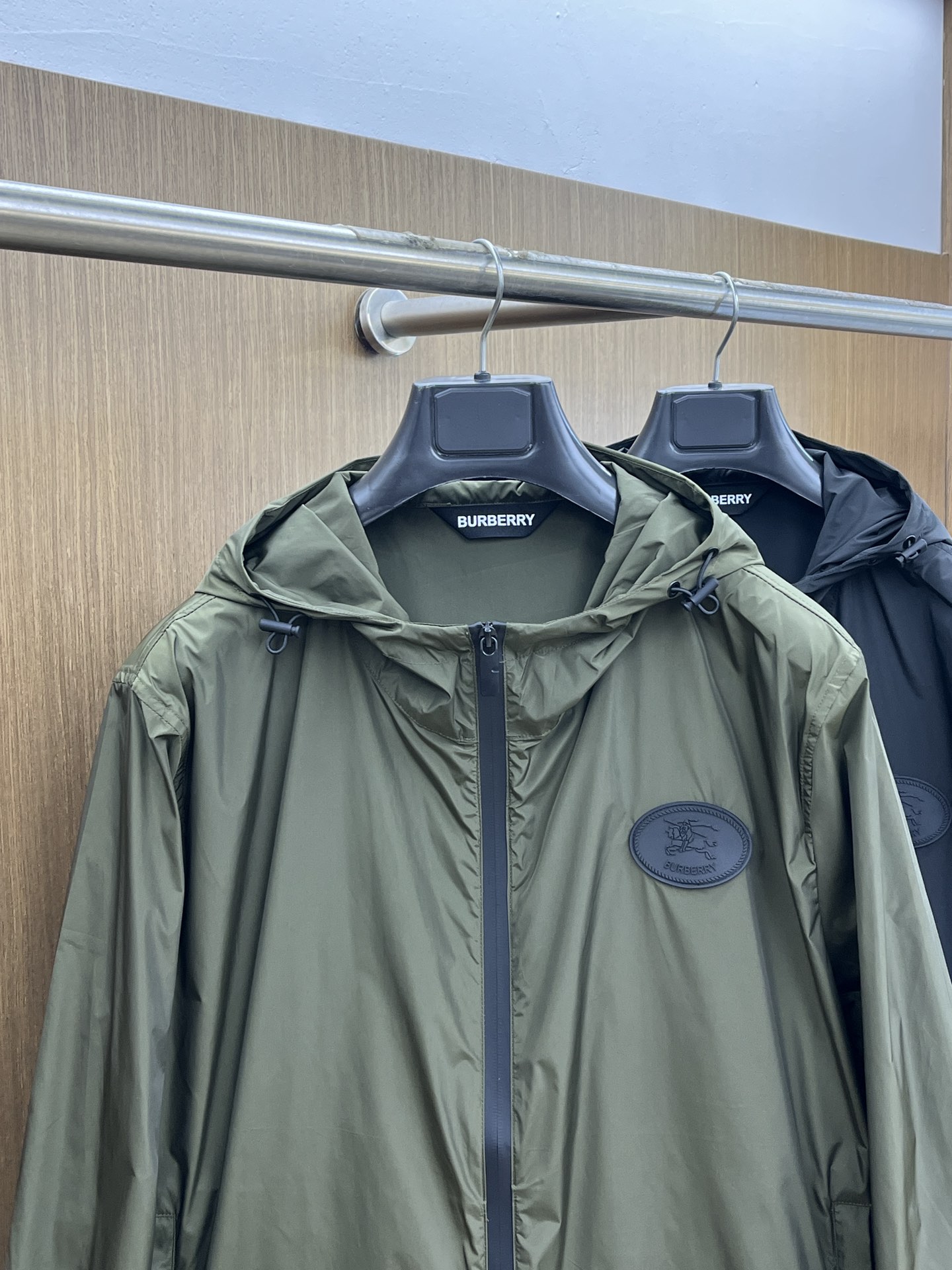 新品 BBR 🔥🔥开春新款男士连帽夹克外套，高定专柜面料 透气舒适度高，细节无可挑剔，品牌元素设计理念，