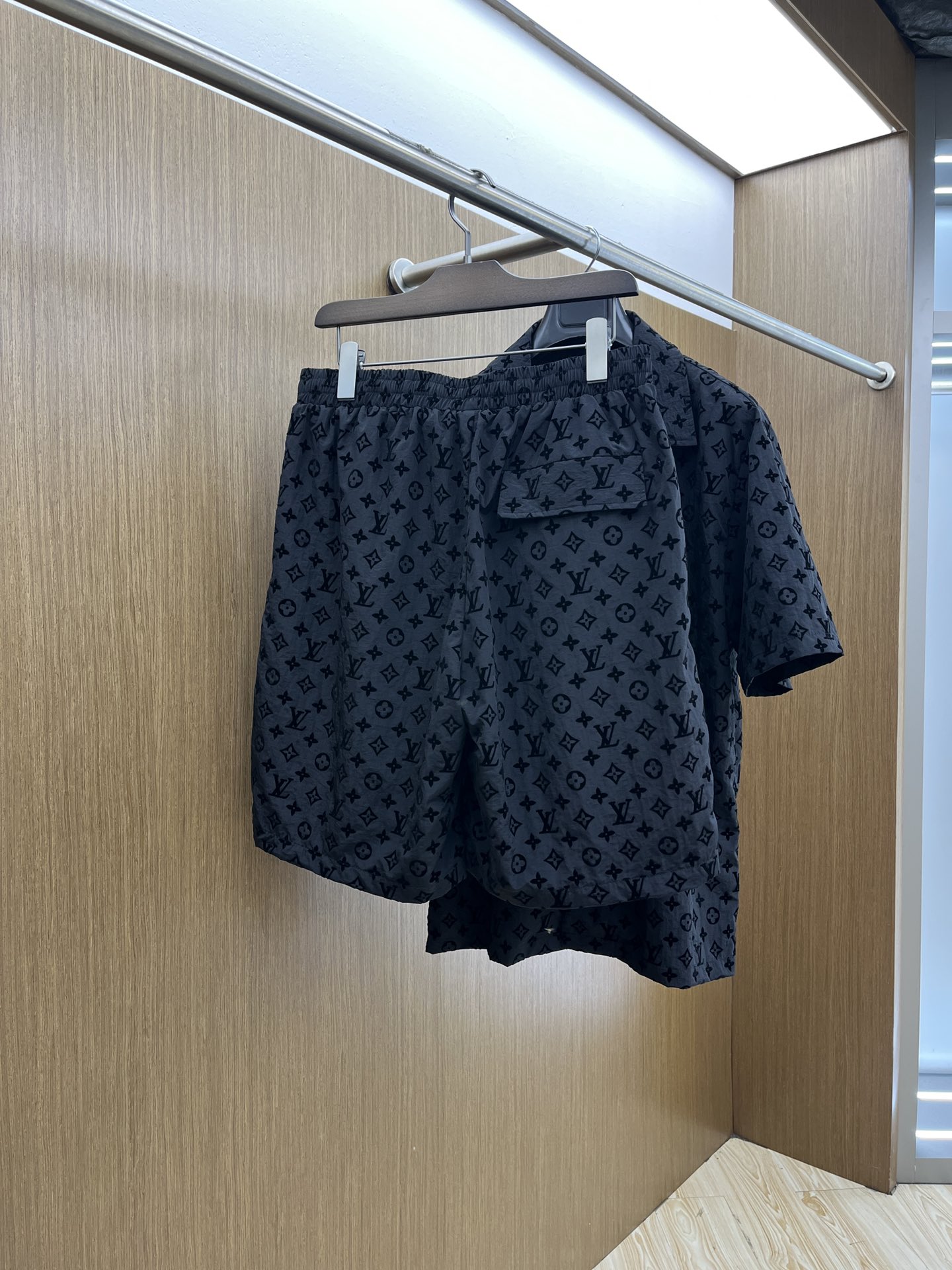 新品 /套 LV 🔥🔥春夏官网新款男士休闲户外运动套装 高定专柜面料 透气舒适度高，细节无可挑剔，品牌元