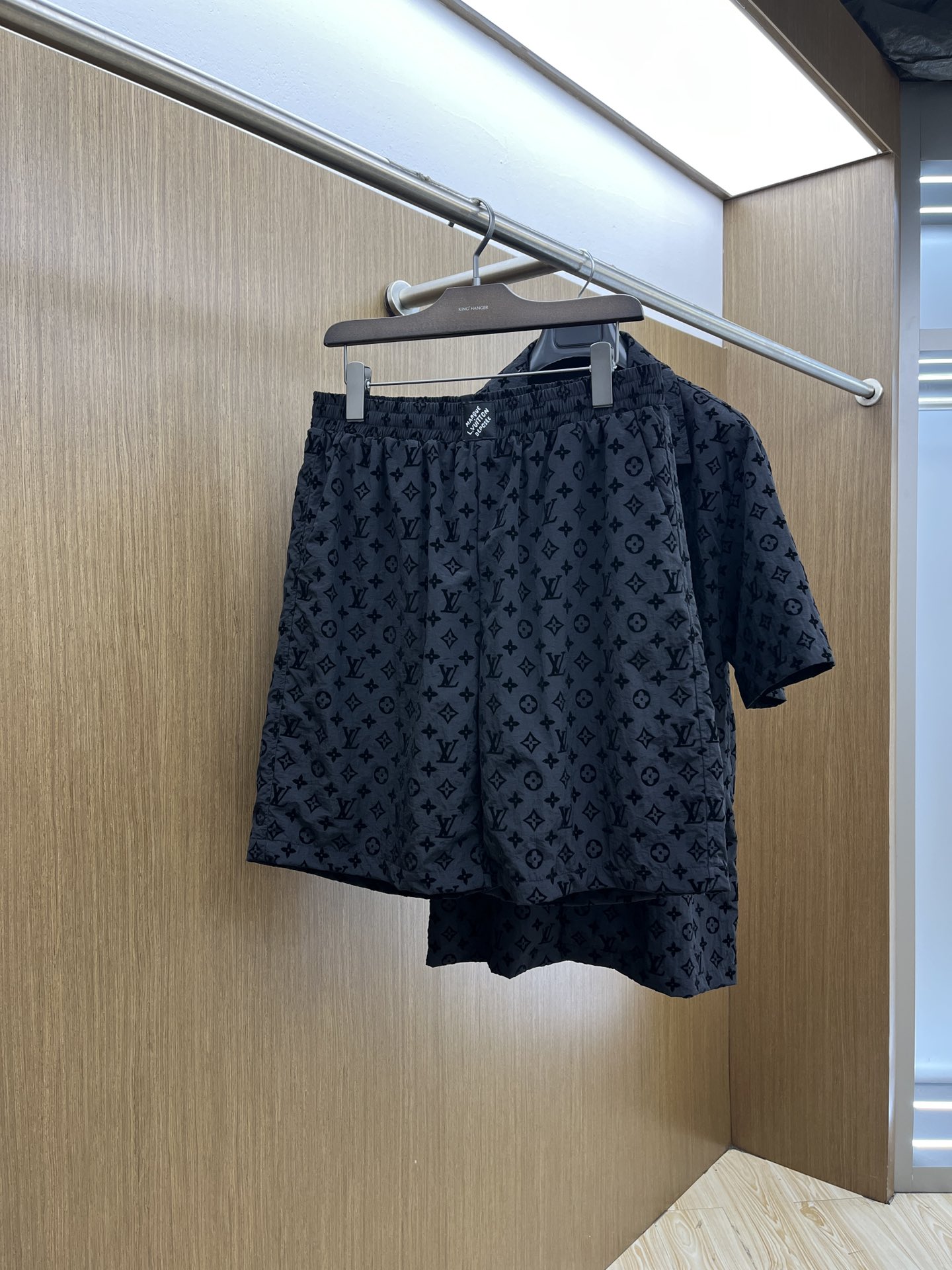 新品 /套 LV 🔥🔥春夏官网新款男士休闲户外运动套装 高定专柜面料 透气舒适度高，细节无可挑剔，品牌元