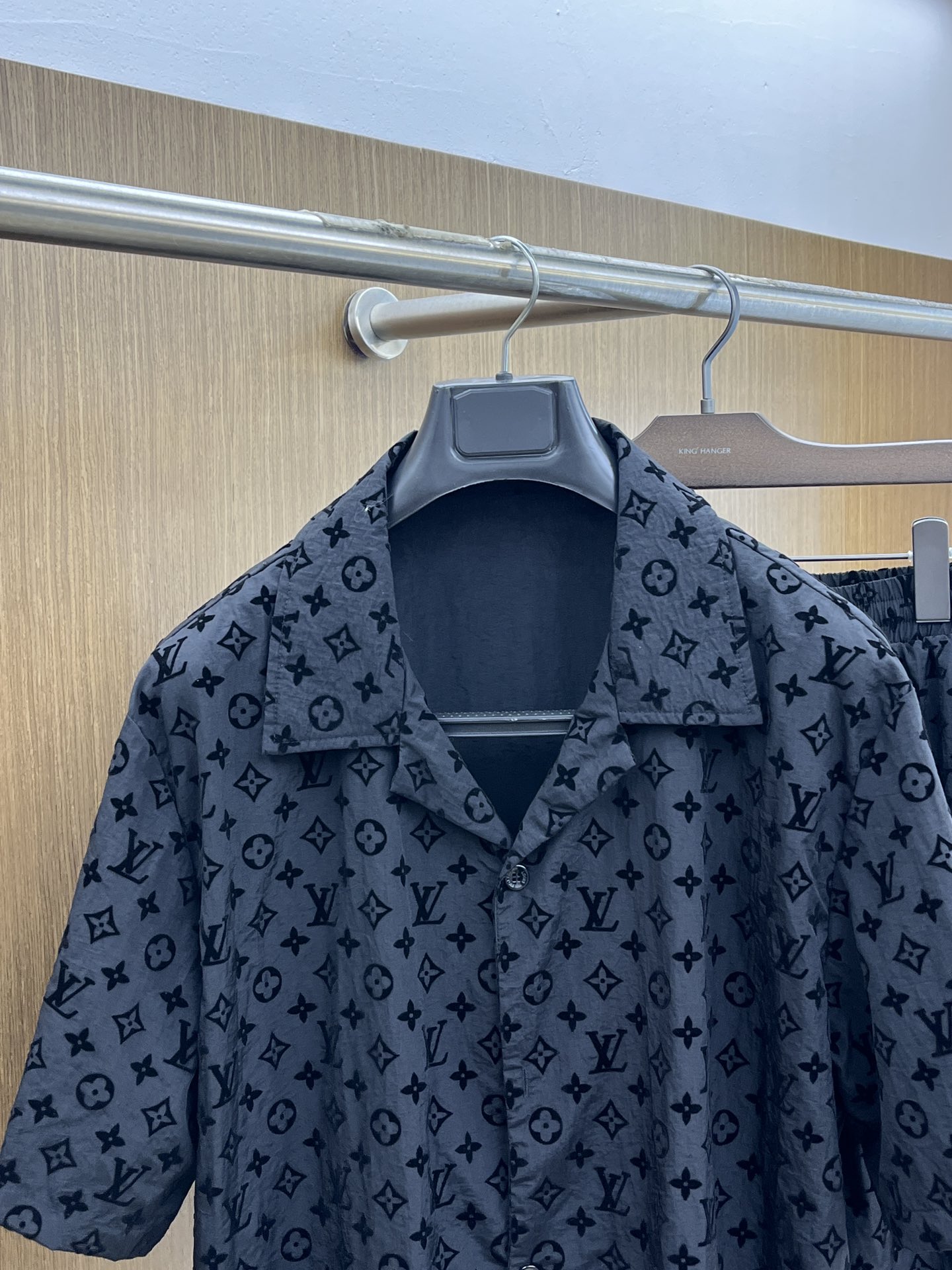 新品 /套 LV 🔥🔥春夏官网新款男士休闲户外运动套装 高定专柜面料 透气舒适度高，细节无可挑剔，品牌元