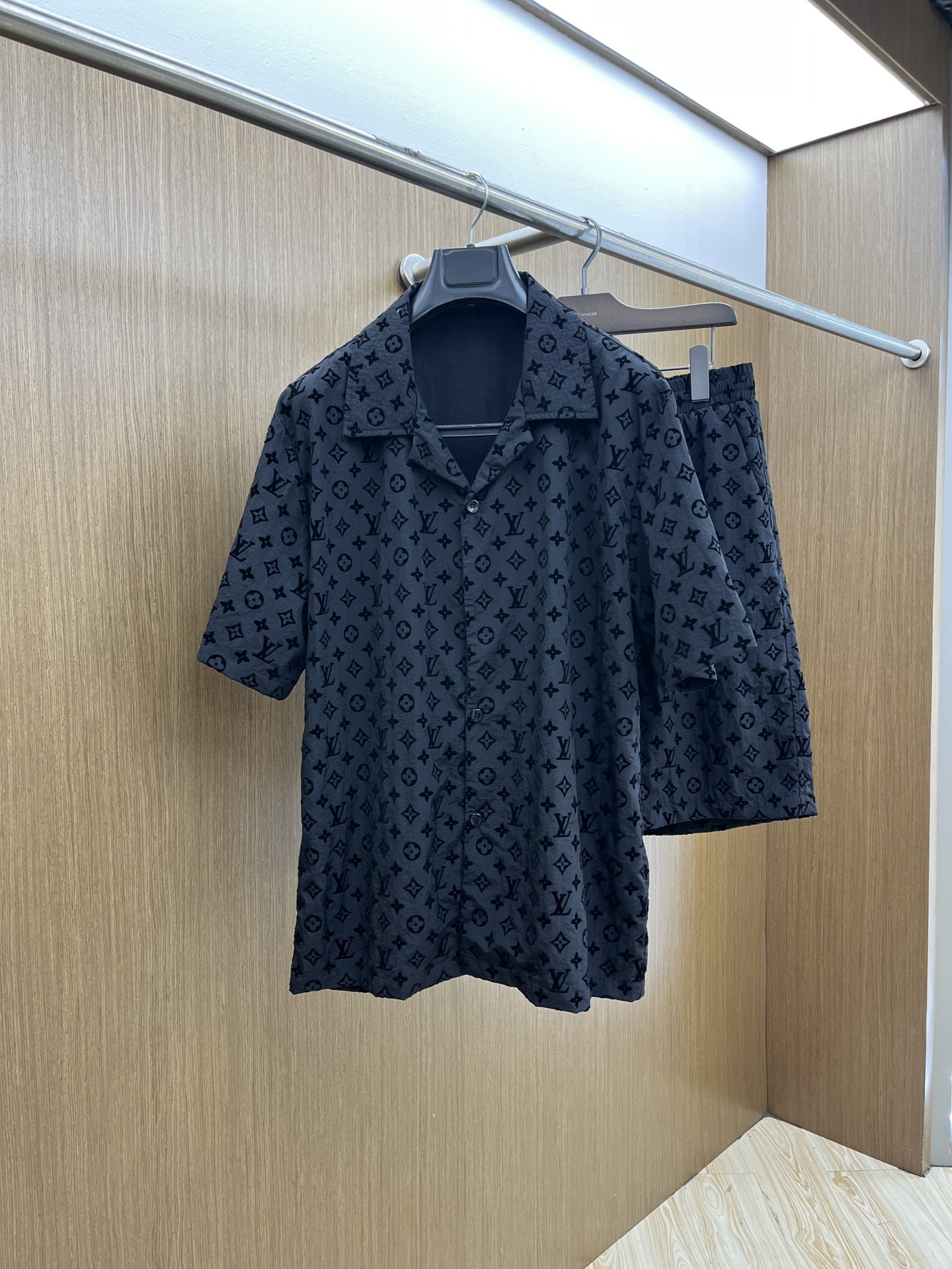 NO:411091,/Set LV Spring and Summer official website new men's casual outdoor sports set, high-quality counter fabric, breathable and comfortable, impeccable details, brand elements design concept, exquisite workmanship and complex craftsmanship, professional purchasing grade reflects high quality. LZ feels delicate and soft!  It is casually cut, with a great upper body style!  Code number M-XXL, louis vuitton,alexander wang19860909/套 LV 春夏官网新款男士休闲户外运动套装 高定专柜面料 透气舒适度高,细节无可挑剔,品牌元素设计理念,做工考究工艺复杂,专业代购级体现高品质.LZ手感细腻柔软！呈现休闲裁剪,上身版型超赞！ 码数M-XXL,,louis vuitton,alexander wang,Men's clothing