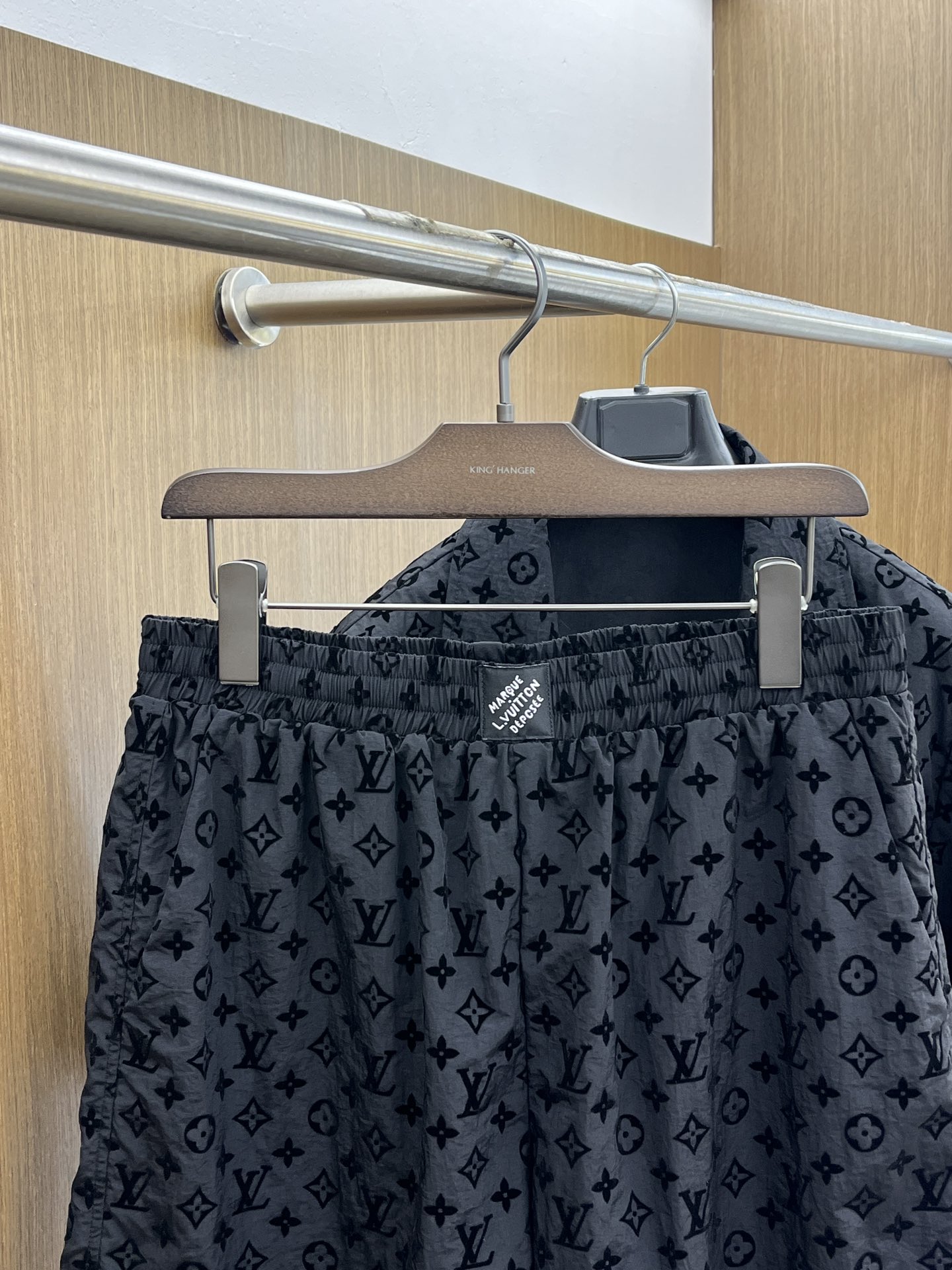 新品 /套 LV 🔥🔥春夏官网新款男士休闲户外运动套装 高定专柜面料 透气舒适度高，细节无可挑剔，品牌元