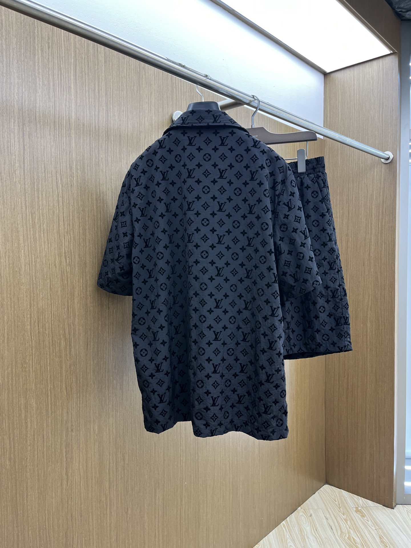 新品 /套 LV 🔥🔥春夏官网新款男士休闲户外运动套装 高定专柜面料 透气舒适度高，细节无可挑剔，品牌元