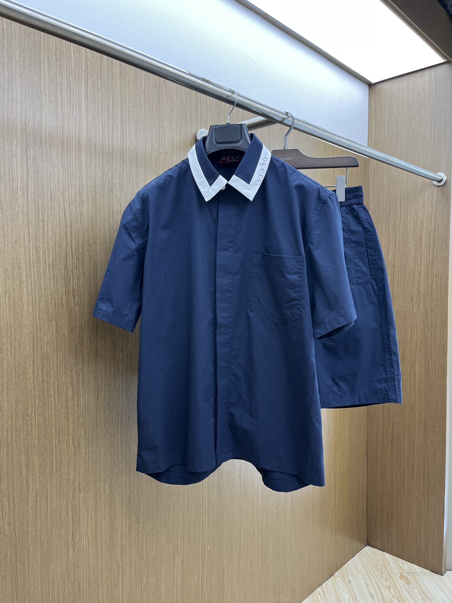 NO:411097,/Set Guc Spring and Summer official website new men's casual outdoor sports suit, high-quality counter fabric, breathable and comfortable, impeccable details, brand elements design concept, exquisite workmanship and complex craftsmanship, professional purchasing grade reflects high quality. LZ feels delicate and soft!  It is casually cut, with a great upper body style!  Code number M-XXL, gucci, alexander wang19860909/套 Guc 春夏官网新款男士休闲户外运动套装 高定专柜面料 透气舒适度高,细节无可挑剔,品牌元素设计理念,做工考究工艺复杂,专业代购级体现高品质.LZ手感细腻柔软！呈现休闲裁剪,上身版型超赞！ 码数M-XXL,,gucci,alexander wang,Men's clothing