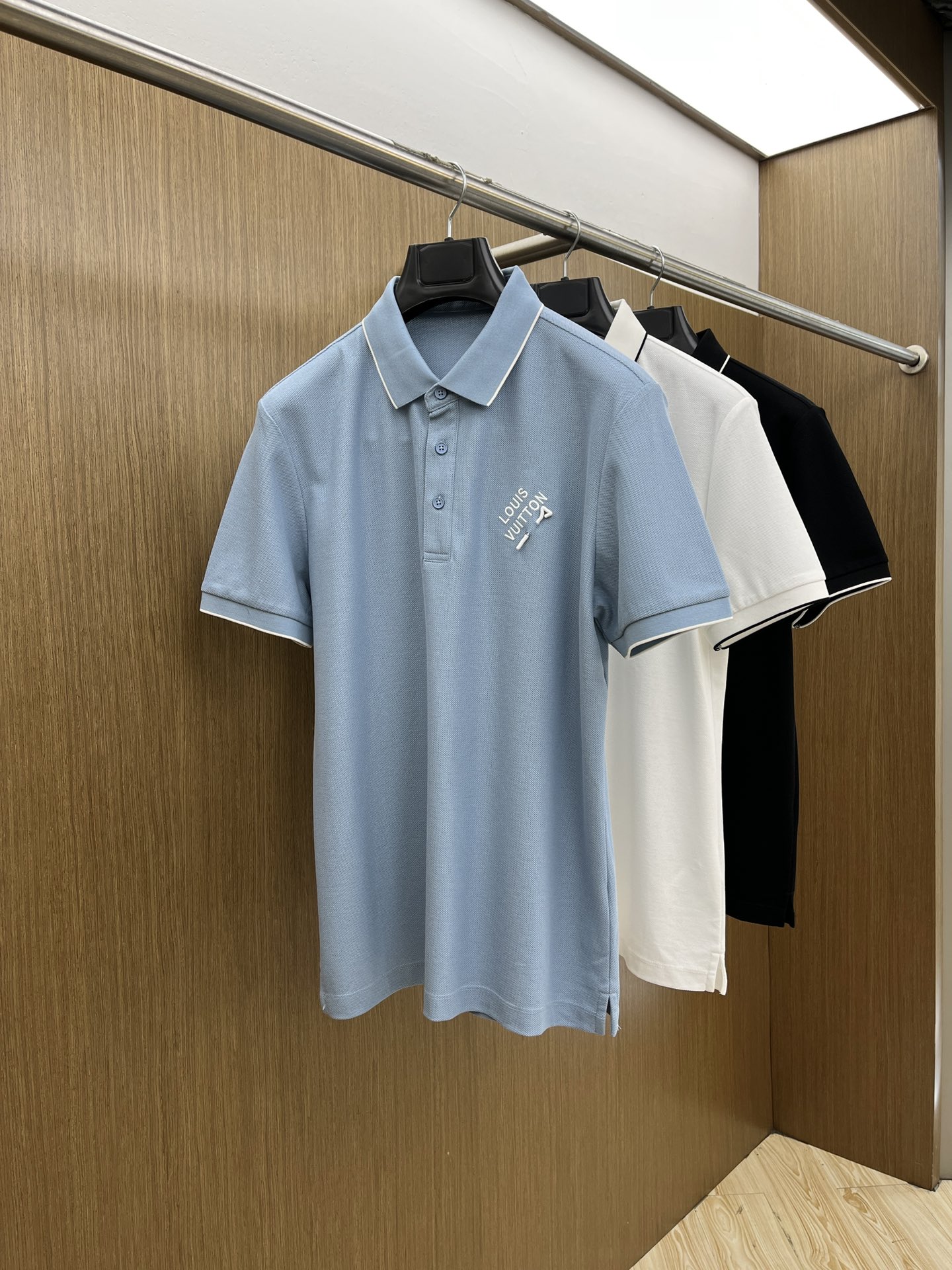 NO:160741,lv Ss early spring new style, business and casual commuting style, fine channels! The aesthetic British cutting art shows the charm of men. 25 Spring and Summer Exclusive logo Polo shirt Short-sleeved T-shirt Classic lapel cutting technology has never stopped. It is neither monotonous nor complex, and the craftsmanship highlights the British style! Customer-supplied hexagonal Zhu Di fabric, made of micro knitting technology, with a comfortable texture and skin-friendly feel, and the details and touch are even more wonderful. Different from inferior quality and severely dyed Polo shirts. The overall line is neat and symmetrical from the inside to the outside. The craftsmanship quilting structure is seamless. The iconic colored knitted neckline design is neat and detailed and not easy to change, and the exquisite craftsmanship is impeccable.  Originating from the classics of P home. The color of digital embroidery is symmetrical and unified. The fdh chest logo badge embroidery, the masterpiece of the original embroidery craft of instrument needle dots, full and three-dimensional. Number of codes M L XL 2XL 3XL,,louis vuitton, T-shirt,tees, t-shirt,alexander wang19860909lv Ss早春新款 商务休闲通勤款,渠道精品!唯美主义的英式裁剪艺术尽显男士魅力风采. 25春夏 专属标识Polo衫短袖T恤 经典的翻领裁剪工艺从未停止.既不单调也不复杂,匠心之作彰显英伦格调! 客供六角朱棣面料,由微型针织工艺制作,手感质感舒适亲肤,细节感和触感柔更是美妙绝伦.区别劣质严重染色品Polo衫. 整体由内到外走线工整对称.工艺化绗缝结构做到了天衣无缝.标志性的彩条针织领口设计工整细致不易变型,精湛的工艺感无懈可击. 源于P家的经典.数械裹绣色泽匀称统一.fdh胸前标识徽章刺绣,器械针点原始刺绣工艺的杰作,饱满立体. 码数 M L XL 2XL 3XL,,louis vuitton,T-shirt,tees，t-shirt,alexander wang,Men's clothing