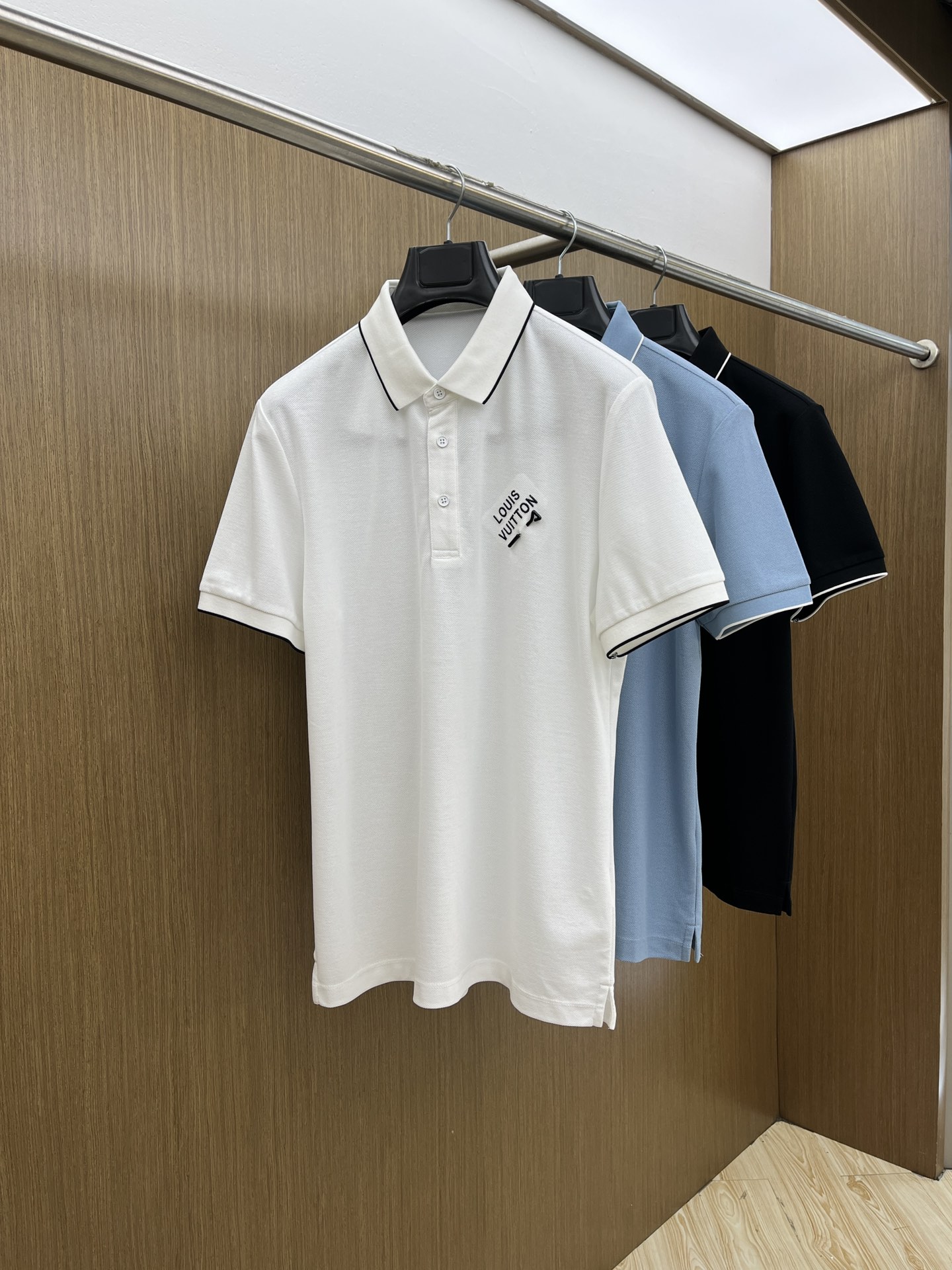 NO:160744,LV Ss early spring new style, business and casual commuting style, fine channels! The aesthetic British cutting art shows the charm of men. 25 Spring and Summer Exclusive logo Polo shirt Short-sleeved T-shirt Classic lapel cutting technology has never stopped. It is neither monotonous nor complex, and the craftsmanship highlights the British style! Customer-supplied hexagonal Zhu Di fabric is made of micro knitting technology, with a comfortable texture and skin-friendly feel, and the details and touch are even more wonderful. Different from inferior and severely dyed Polo shirts. The overall line is neat and symmetrical from the inside to the outside. The craftsmanship quilting structure is seamless. The iconic colored knitted neckline design is neat and detailed and not easy to change, and the exquisite craftsmanship is impeccable.  Originating from the classics of P home. The color of digital embroidery is symmetrical and unified. The fdh chest logo badge embroidery, the masterpiece of the original embroidery craft of instrument needle dots, full and three-dimensional. Number of codes M L XL 2XL 3XL,,louis vuitton, T-shirt,tees, t-shirt,alexander wang19860909LV Ss早春新款 商务休闲通勤款,渠道精品!唯美主义的英式裁剪艺术尽显男士魅力风采. 25春夏 专属标识Polo衫短袖T恤 经典的翻领裁剪工艺从未停止.既不单调也不复杂,匠心之作彰显英伦格调! 客供六角朱棣面料,由微型针织工艺制作,手感质感舒适亲肤,细节感和触感柔更是美妙绝伦.区别劣质严重染色品Polo衫. 整体由内到外走线工整对称.工艺化绗缝结构做到了天衣无缝.标志性的彩条针织领口设计工整细致不易变型,精湛的工艺感无懈可击. 源于P家的经典.数械裹绣色泽匀称统一.fdh胸前标识徽章刺绣,器械针点原始刺绣工艺的杰作,饱满立体. 码数 M L XL 2XL 3XL,,louis vuitton,T-shirt,tees，t-shirt,alexander wang,Men's clothing