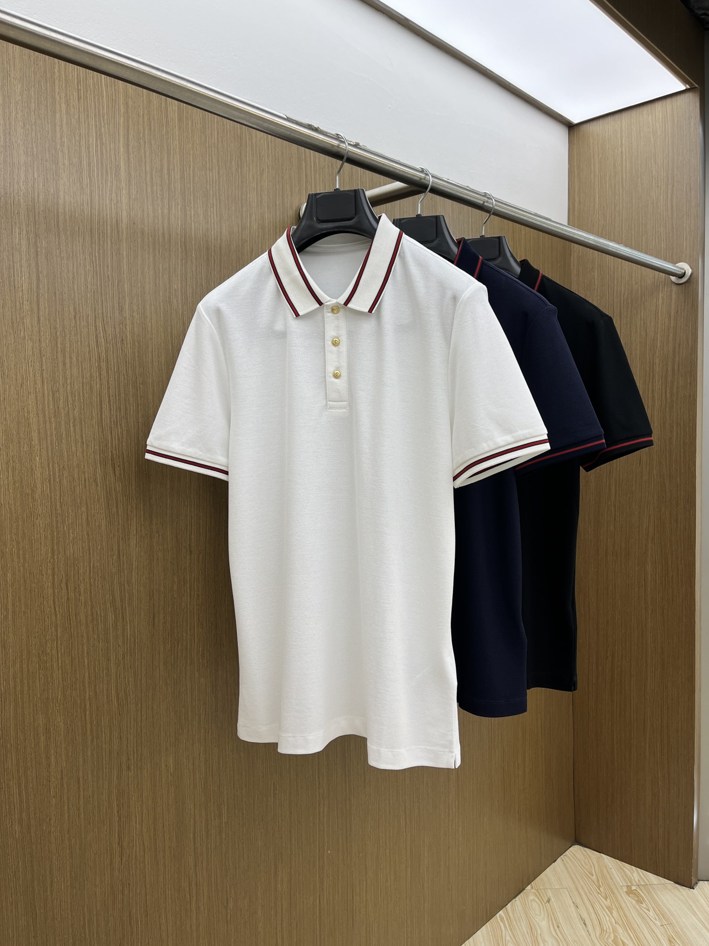 NO:160746,Guc Ss early spring new style, business and casual commuting style, fine channels! The aesthetic British cutting art shows the charm of men. 25 Spring and Summer Exclusive logo Polo shirt Short-sleeved T-shirt Classic lapel cutting technology has never stopped. It is neither monotonous nor complex, and the craftsmanship highlights the British style! Customer-supplied hexagonal Zhudi fabric is made of micro knitting technology, with a comfortable texture and skin-friendly feel, and the details and touch are even more wonderful. Different from inferior and severely dyed Polo shirts. The overall line is neat and symmetrical from the inside to the outside. The craftsmanship quilting structure is seamless. The iconic colored knitted neckline design is neat and detailed and not easy to change, and the exquisite craftsmanship is impeccable.  Originating from the classics of P home. The color of digital embroidery is symmetrical and unified. The fdh chest logo badge embroidery, the masterpiece of the original embroidery craft of instrument needle dots, full and three-dimensional. Number of codes M L XL 2XL 3XL, gucci, T-shirt,tees, t-shirt,alexander wang19860909Guc Ss早春新款 商务休闲通勤款,渠道精品!唯美主义的英式裁剪艺术尽显男士魅力风采. 25春夏 专属标识Polo衫短袖T恤 经典的翻领裁剪工艺从未停止.既不单调也不复杂,匠心之作彰显英伦格调! 客供六角朱棣面料,由微型针织工艺制作,手感质感舒适亲肤,细节感和触感柔更是美妙绝伦.区别劣质严重染色品Polo衫. 整体由内到外走线工整对称.工艺化绗缝结构做到了天衣无缝.标志性的彩条针织领口设计工整细致不易变型,精湛的工艺感无懈可击. 源于P家的经典.数械裹绣色泽匀称统一.fdh胸前标识徽章刺绣,器械针点原始刺绣工艺的杰作,饱满立体. 码数 M L XL 2XL 3XL,,gucci,T-shirt,tees，t-shirt,alexander wang,Men's clothing