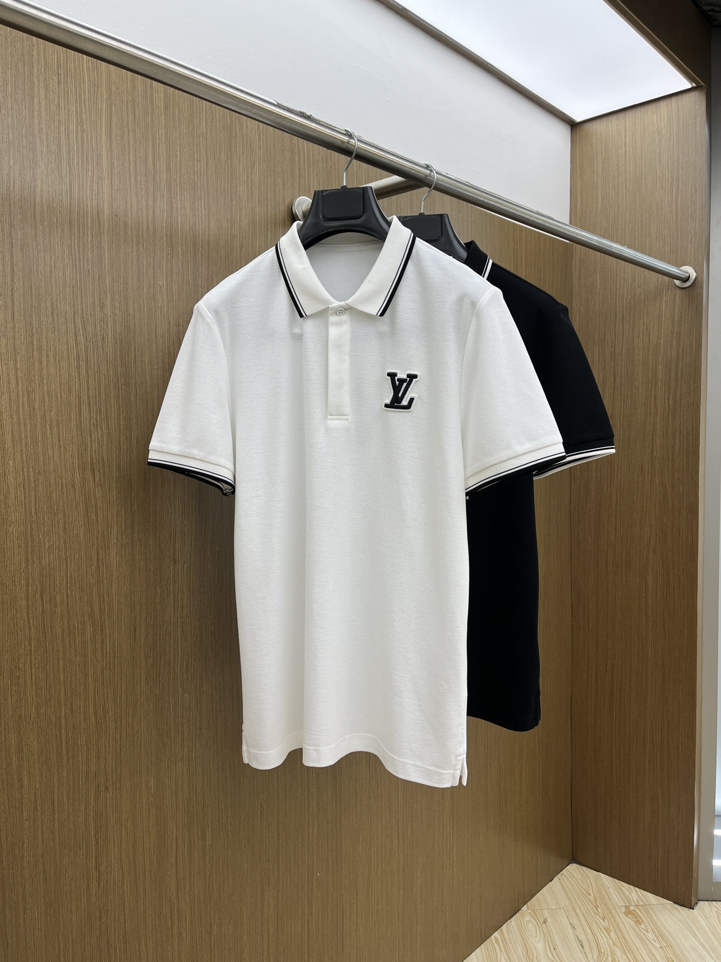 NO:160743,LV Ss early spring new style, business and casual commuting style, fine channels! The aesthetic British cutting art shows the charm of men. 25 Spring and Summer Exclusive logo Polo shirt Short-sleeved T-shirt Classic lapel cutting technology has never stopped. It is neither monotonous nor complex, and the craftsmanship highlights the British style! Customer-supplied hexagonal Zhu Di fabric is made of micro knitting technology, with a comfortable texture and skin-friendly feel, and the details and touch are even more wonderful. Different from inferior and severely dyed Polo shirts. The overall line is neat and symmetrical from the inside to the outside. The craftsmanship quilting structure is seamless. The iconic colored knitted neckline design is neat and detailed and not easy to change, and the exquisite craftsmanship is impeccable.  Originating from the classics of P home. The color of digital embroidery is symmetrical and unified. The fdh chest logo badge embroidery, the masterpiece of the original embroidery craft of instrument needle dots, full and three-dimensional. Number of codes M L XL 2XL 3XL,,louis vuitton, T-shirt,tees, t-shirt,alexander wang19860909LV Ss早春新款 商务休闲通勤款,渠道精品!唯美主义的英式裁剪艺术尽显男士魅力风采. 25春夏 专属标识Polo衫短袖T恤 经典的翻领裁剪工艺从未停止.既不单调也不复杂,匠心之作彰显英伦格调! 客供六角朱棣面料,由微型针织工艺制作,手感质感舒适亲肤,细节感和触感柔更是美妙绝伦.区别劣质严重染色品Polo衫. 整体由内到外走线工整对称.工艺化绗缝结构做到了天衣无缝.标志性的彩条针织领口设计工整细致不易变型,精湛的工艺感无懈可击. 源于P家的经典.数械裹绣色泽匀称统一.fdh胸前标识徽章刺绣,器械针点原始刺绣工艺的杰作,饱满立体. 码数 M L XL 2XL 3XL,,louis vuitton,T-shirt,tees，t-shirt,alexander wang,Men's clothing