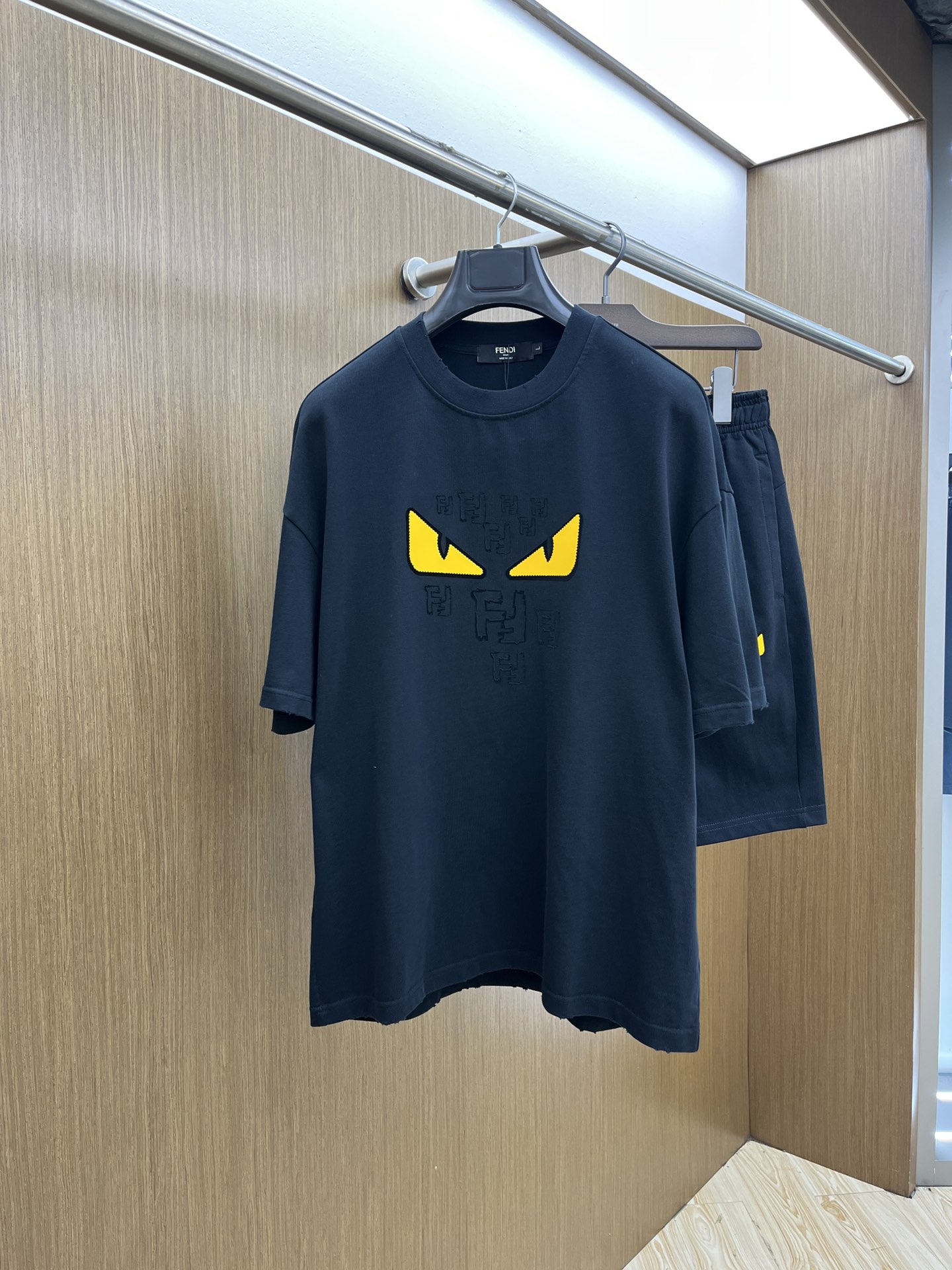 NO:160760,New style/set FD Spring and Summer latest casual shorts short sleeve suit, men and women's styles, with rare channels for trading companies and are released on the official website at the same time!  Basically, it will have its back every season, and I look forward to the performances of all trendy men and women!  This model is made of top-grade pure cotton washing water materials!  It is hard to pick on whether it is skin-friendly or breathable when worn in close-fitting!  The upper body looks very white and supports the complexion of the skin!  Loose style cut, fls can easily match their own fashionable and high-end outfits, size M-2XL, shorts, T-shirt, alexander wang19860909新款/套 FD 春夏最新款休闲短裤短袖套装,男女款 贸易公司渠道稀出,同步官网发售！基本每一季都会有它的背影所在,期待着所有潮男潮女们的演绎！此款选用客供顶级纯棉洗水材质打造！贴身穿着亲肤感与透气性都无法挑剔！上身非常的显白承托肤色！宽松版型裁剪,fls无论男女皆可轻松搭配出属于自我的时尚高级穿搭 尺码M-2XL,,shorts,T-shirt,alexander wang,Men's clothing