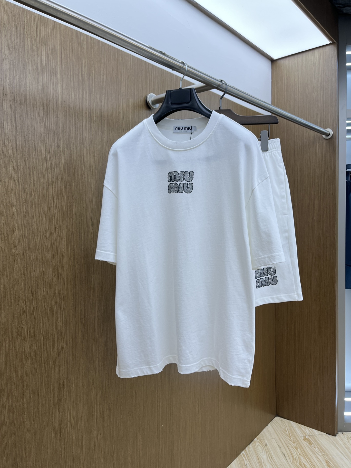 NO:160762,New style/set MIU spring and summer latest casual shorts short sleeve suit, men and women's style, with few channels available for trading companies, and it is released on the official website at the same time!  Basically, it will have its back every season, and I look forward to the performances of all trendy men and women!  This model is made of top-grade pure cotton washing water materials!  It is hard to pick on whether it is skin-friendly or breathable when worn in close-fitting!  The upper body looks very white and supports the complexion of the skin!  Loose style cut, fls can easily match your own fashionable and high-end outfits, size M-2XL, miumiu, shorts, T-shirt, alexander wang19860909新款/套 MIU 春夏最新款休闲短裤短袖套装,男女款 贸易公司渠道稀出,同步官网发售！基本每一季都会有它的背影所在,期待着所有潮男潮女们的演绎！此款选用客供顶级纯棉洗水材质打造！贴身穿着亲肤感与透气性都无法挑剔！上身非常的显白承托肤色！宽松版型裁剪,fls无论男女皆可轻松搭配出属于自我的时尚高级穿搭 尺码M-2XL,,miumiu,shorts,T-shirt,alexander wang,Men's clothing